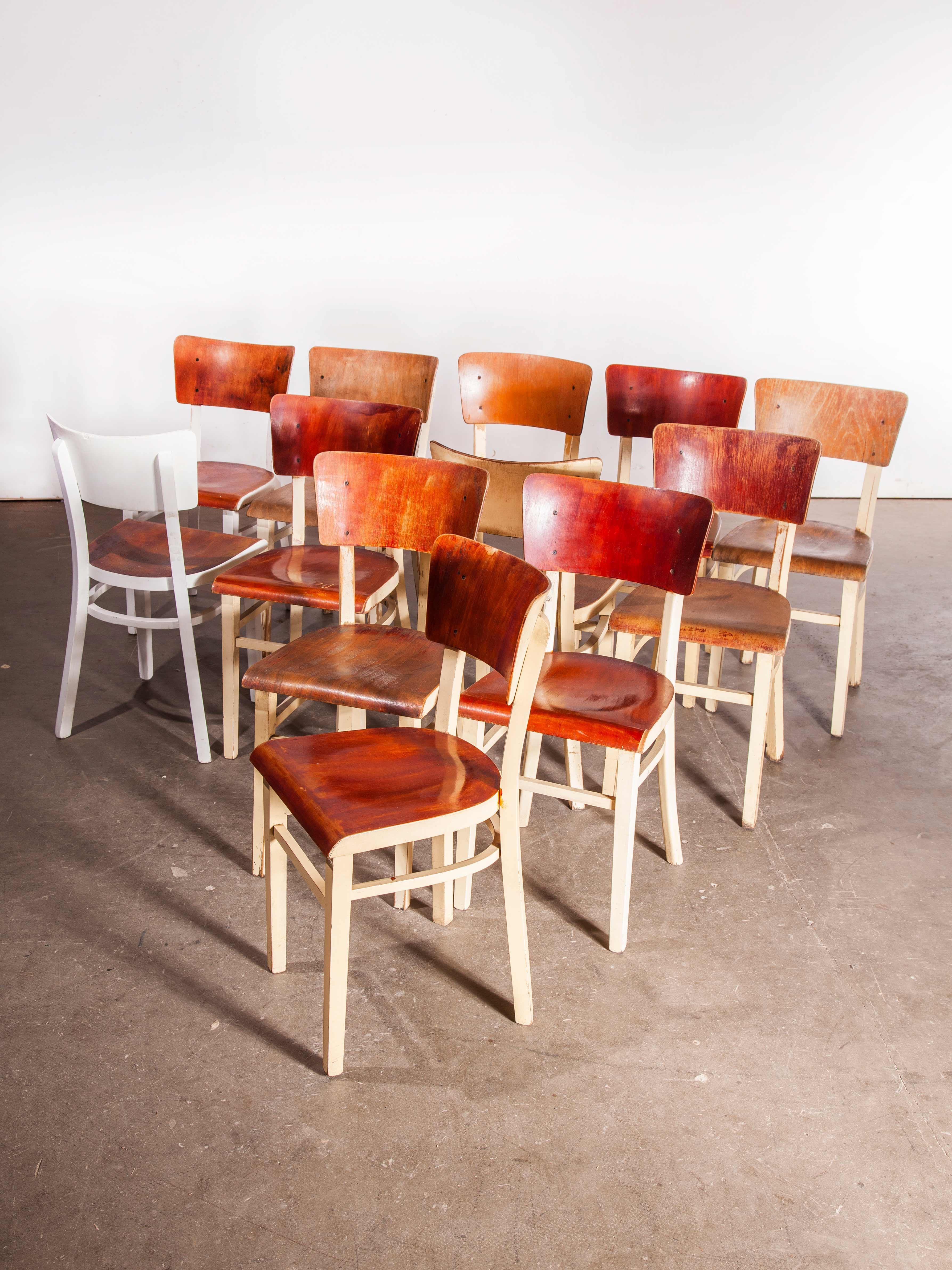 1950s Chaise de salle à manger classique et élégante en bois courbé peint par Thon - ensemble de douze - autres quantités disponibles
chaise de salle à manger classique et élégante en bois courbé des années 1950 par Thon - ensemble de douze -