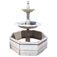 Fontana classica a due piani in marmo bianco degli anni '50 con bordo ottagonale