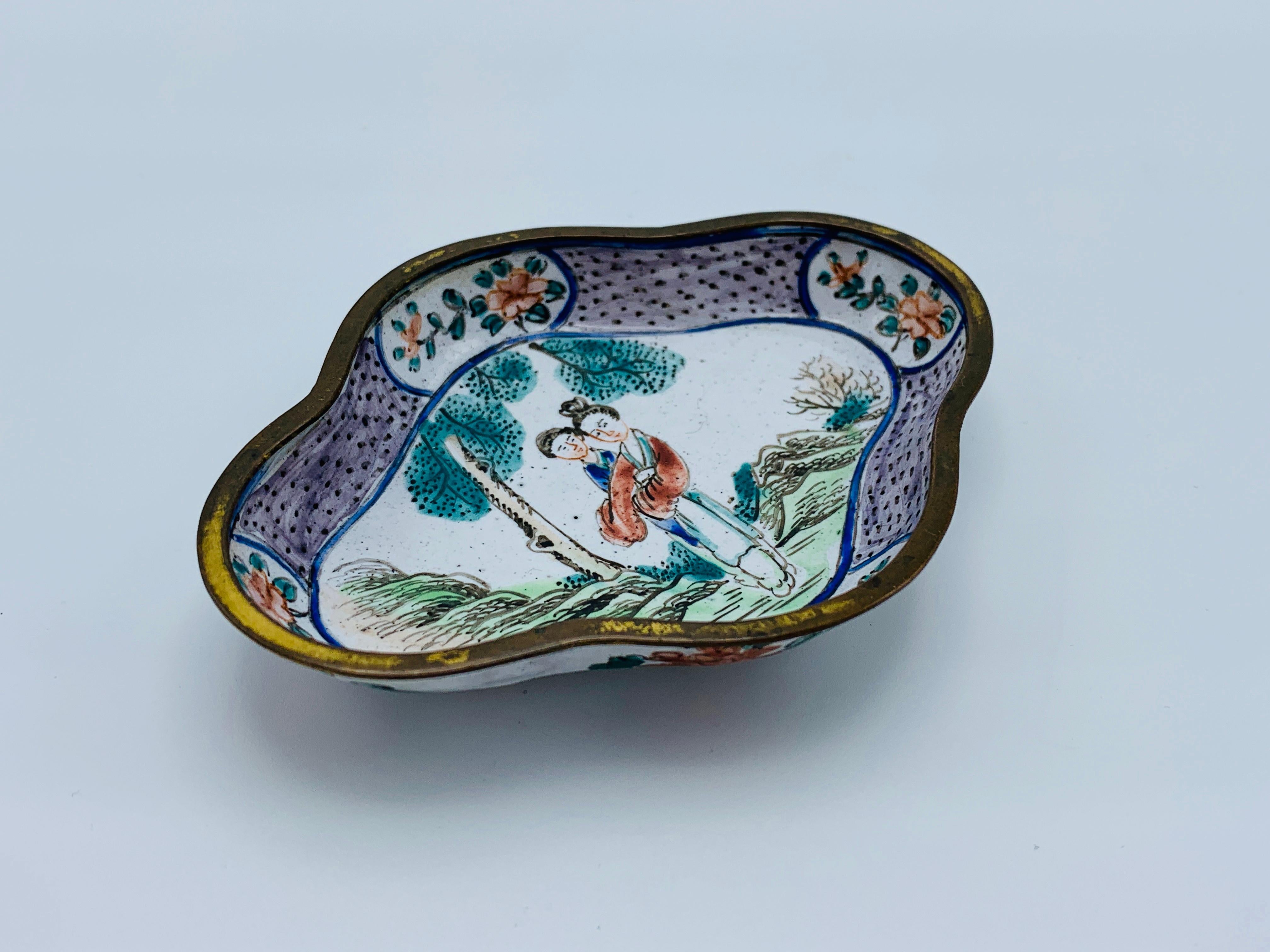 1950s Cloisonné Scalloped Ring Dish In Good Condition For Sale In Richmond, VA