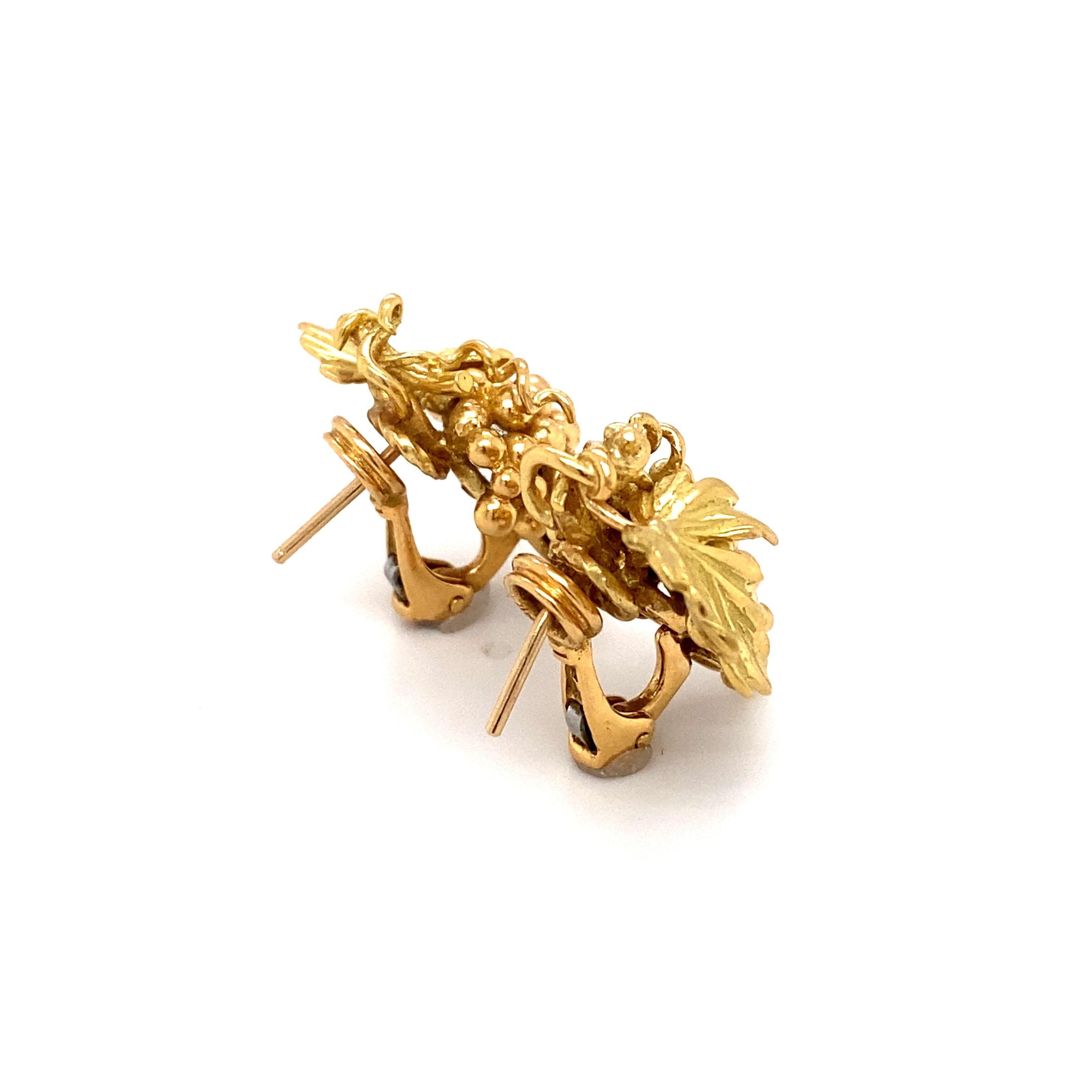 Circa: 1950
Metal Type: 18 karat yellow gold 
Weight: 13.8 grams
Size: 1 inch Length