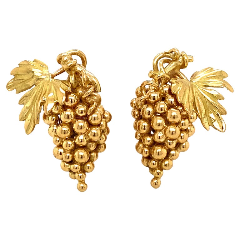1950s Cluster of Grape Clip Earrings in 18 Karat Gold For Sale at