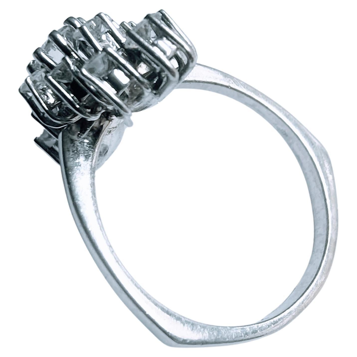 Very Nice and especially different shuttle cluster ring made of white gold 18 Karat, weight 5.26 grams. Body in rounded triangular format and in gradient, chatones arranged in different heights type staggered. With 15 brilliant cut diamonds, the