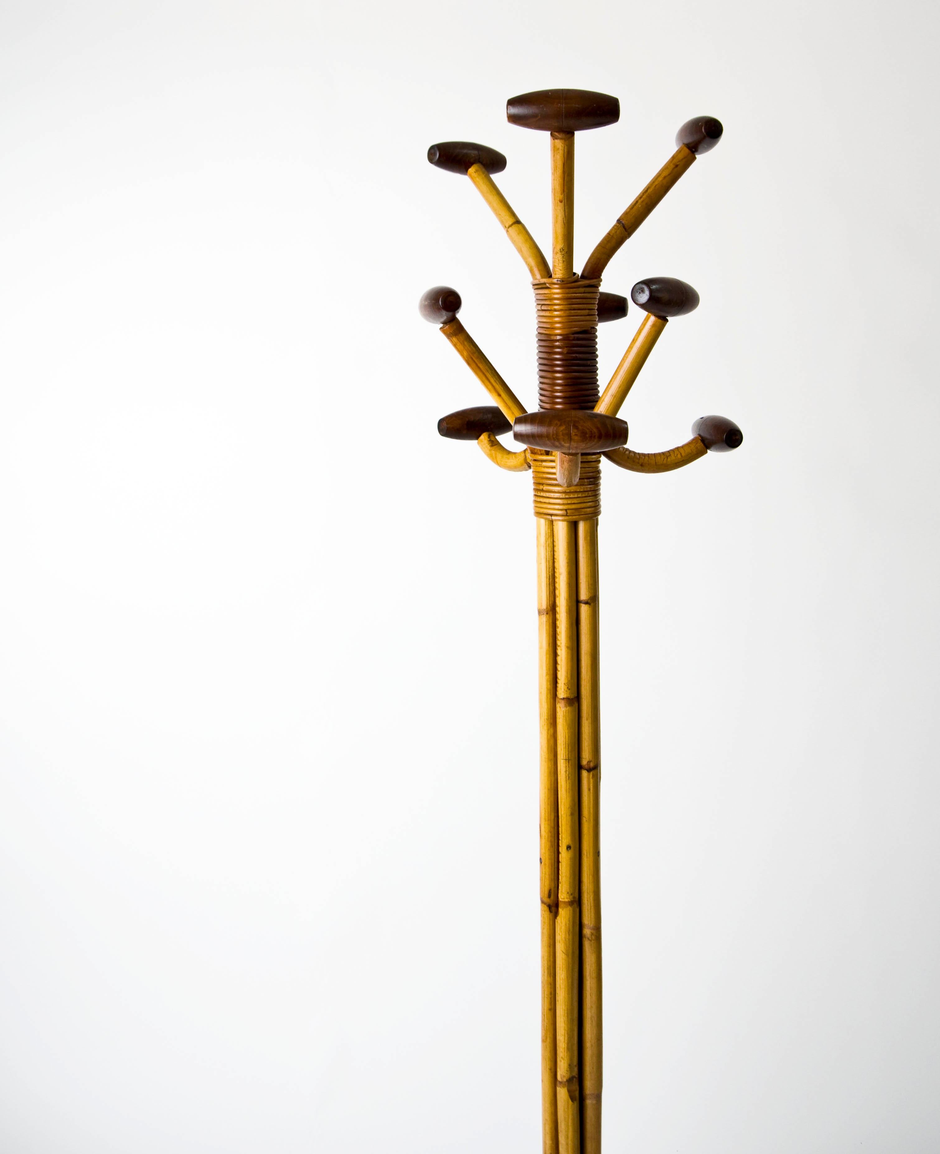 Olaf von Bohr für Vittorio Bonacina, Garderobenständer, Bambus 1950er Jahre. Dieser Garderobenständer aus Bambus zeichnet sich durch eine rhythmische Struktur aus gleichmäßig angeordneten Bambuslatten aus, die für visuelles Interesse sorgt. Schönes