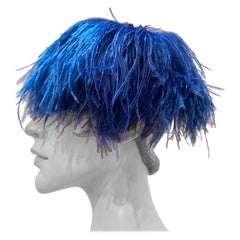 Chapeau pillbox à franges en plumes d'autruche bleu cobalt des années 1950