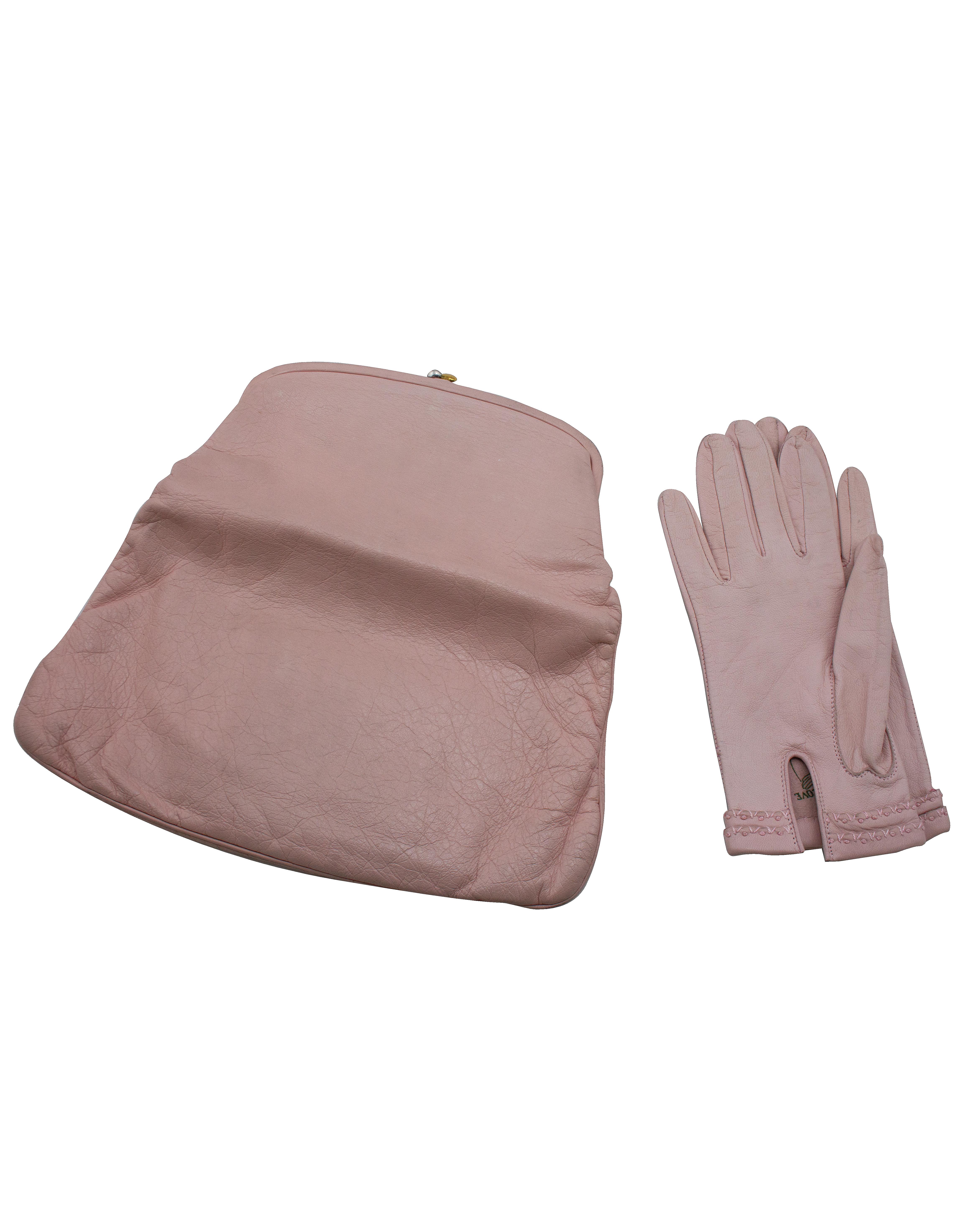1950's pastellrosa Ziegenleder klassische Coblentz falten über Kupplung mit passenden rosa Lederhandschuhe. Dieser seltene Lederklassiker ist mit marineblauer Seide gefüttert und wird mit einem vergoldeten Metallschloss verschlossen. Das zusätzliche