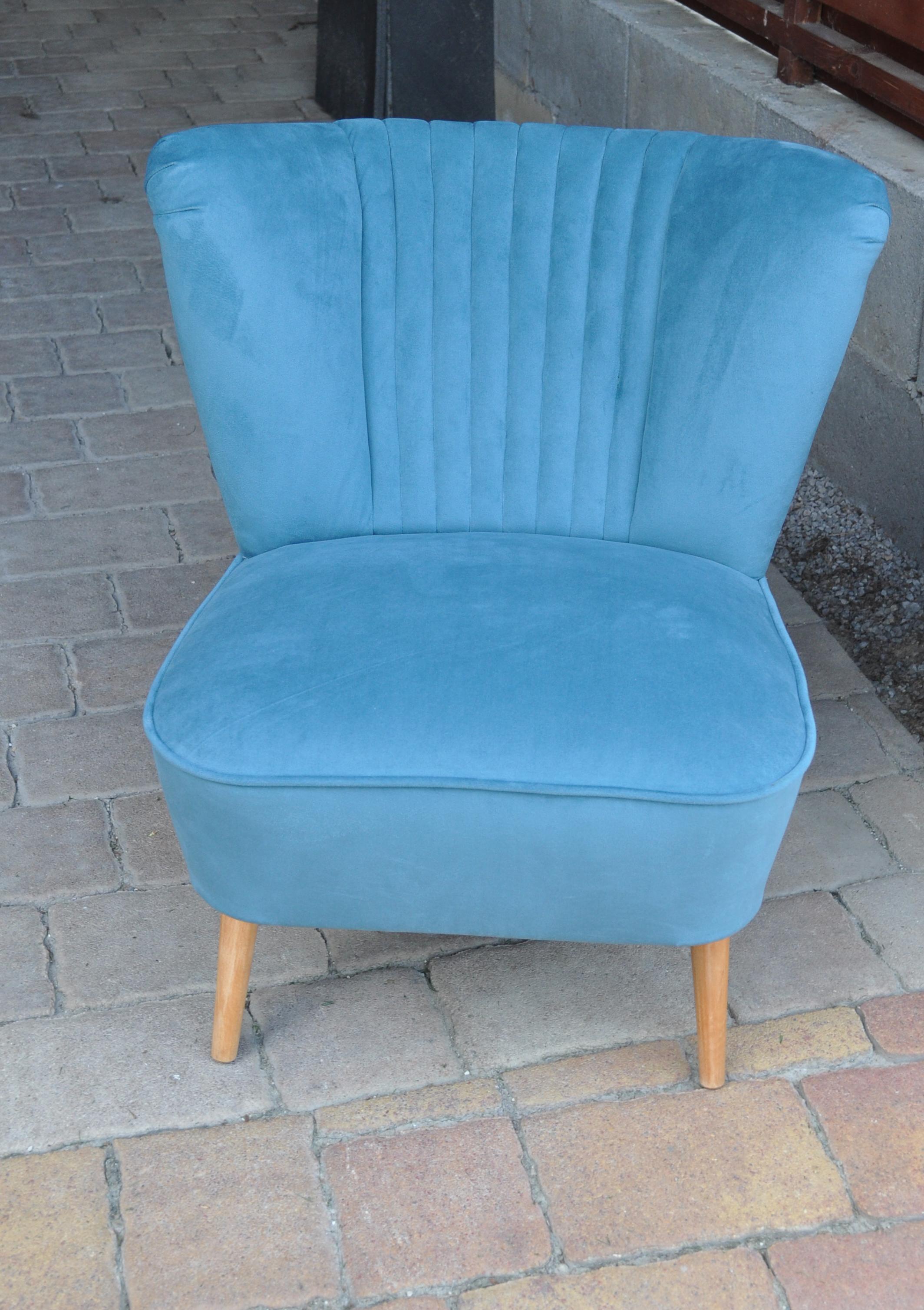 1950s cocktail chair. Very well constructed chair, solid beech inner frame and solid beech legs. This chair was fully and professionally re-upholstered, the condition is excellent, the stripped legs have been newly re-finished.
Also available in