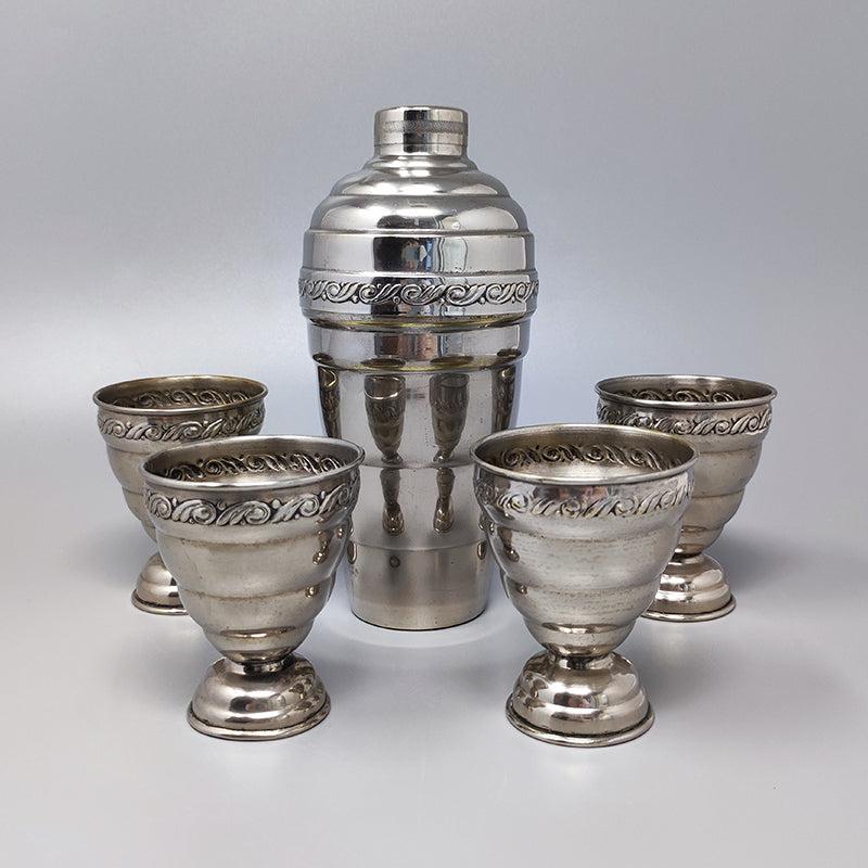 1950s Gorgeous cocktail shaker set with four glasses, in stainless steel. Made in Italy, some signs of aging on it but it's in excellent condition
_Shaker diameter 3,54
