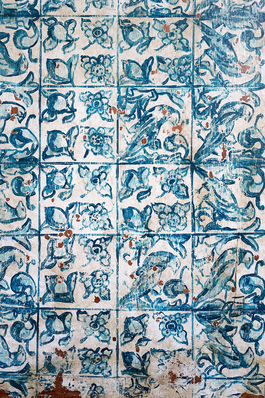 Peint à la main Table basse des années 1950 avec motifs de carreaux azulejos peints en vente