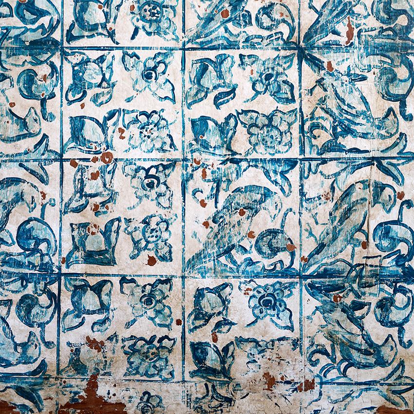 Table basse des années 1950 avec motifs de carreaux azulejos peints Bon état - En vente à London, GB