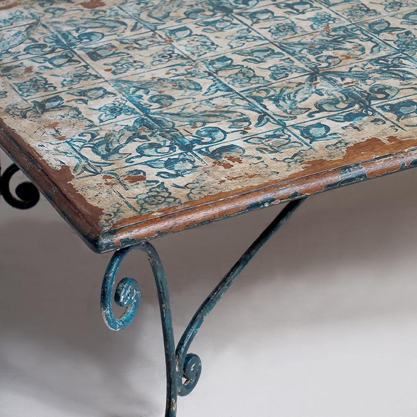 20ième siècle Table basse des années 1950 avec motifs de carreaux azulejos peints en vente