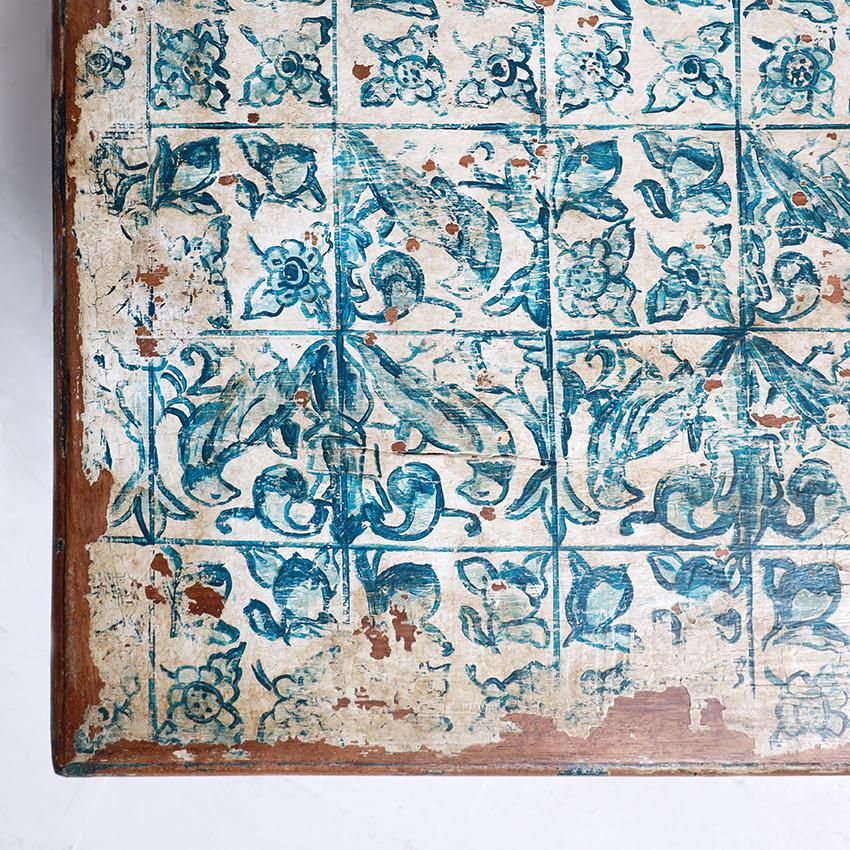 Fer Table basse des années 1950 avec motifs de carreaux azulejos peints en vente