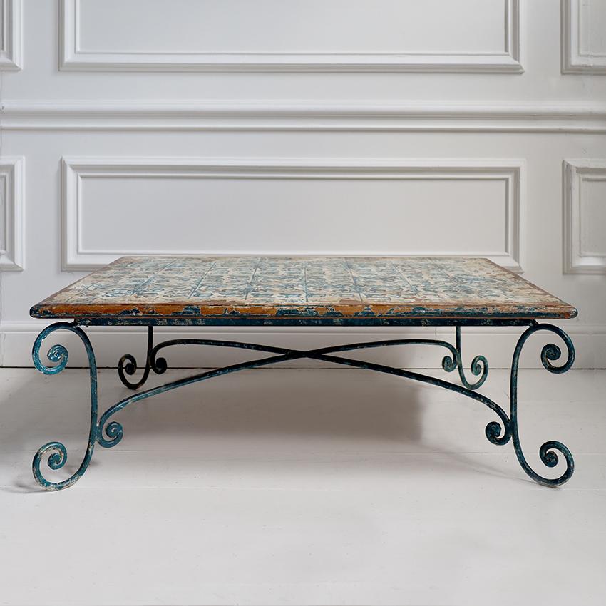 Table basse des années 1950 avec motifs de carreaux azulejos peints en vente 1