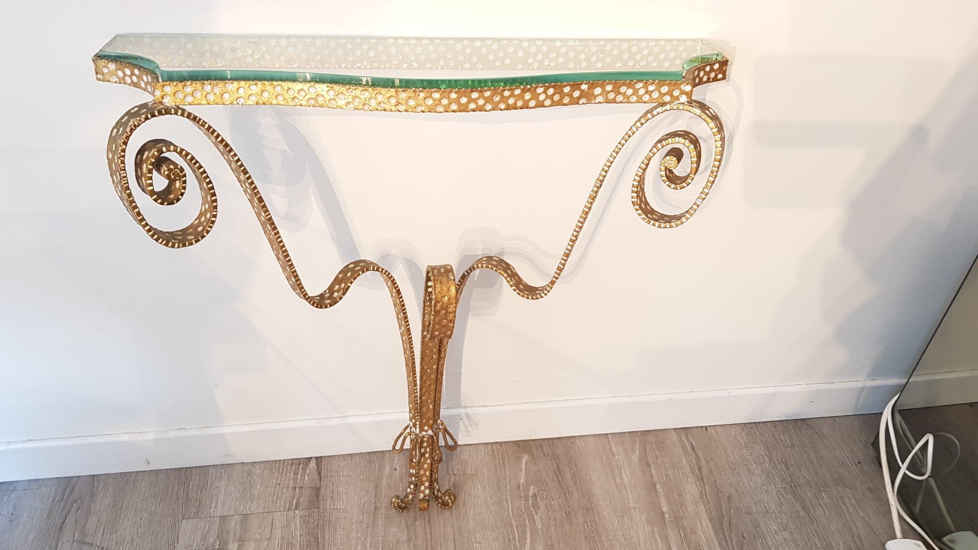 Consola de mesa pequeña Pier Luigi Colli de cristal artístico y estructura de hierro forjado dorado. Procedente de Italia de la producción de los años 50. Este diseñador era famoso por su particular habilidad para trabajar el hierro: con varias