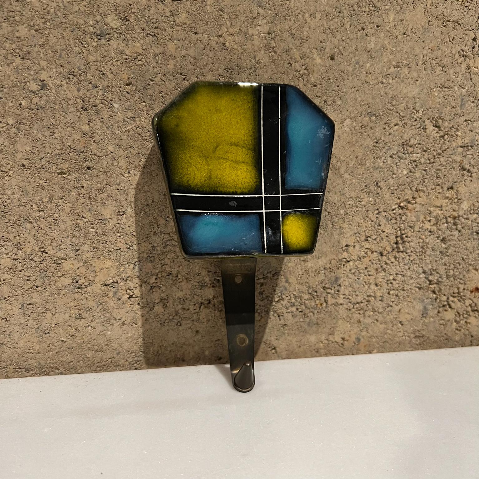 Coat hat rack hook in ceramic iron porcelain and brass. Made in Europe 1950s
Pattern blue plaid.
Measures: 3.5 wide x 6 tall x 2.
Original unrestored vintage preowned condition.
Refer to images provided.

