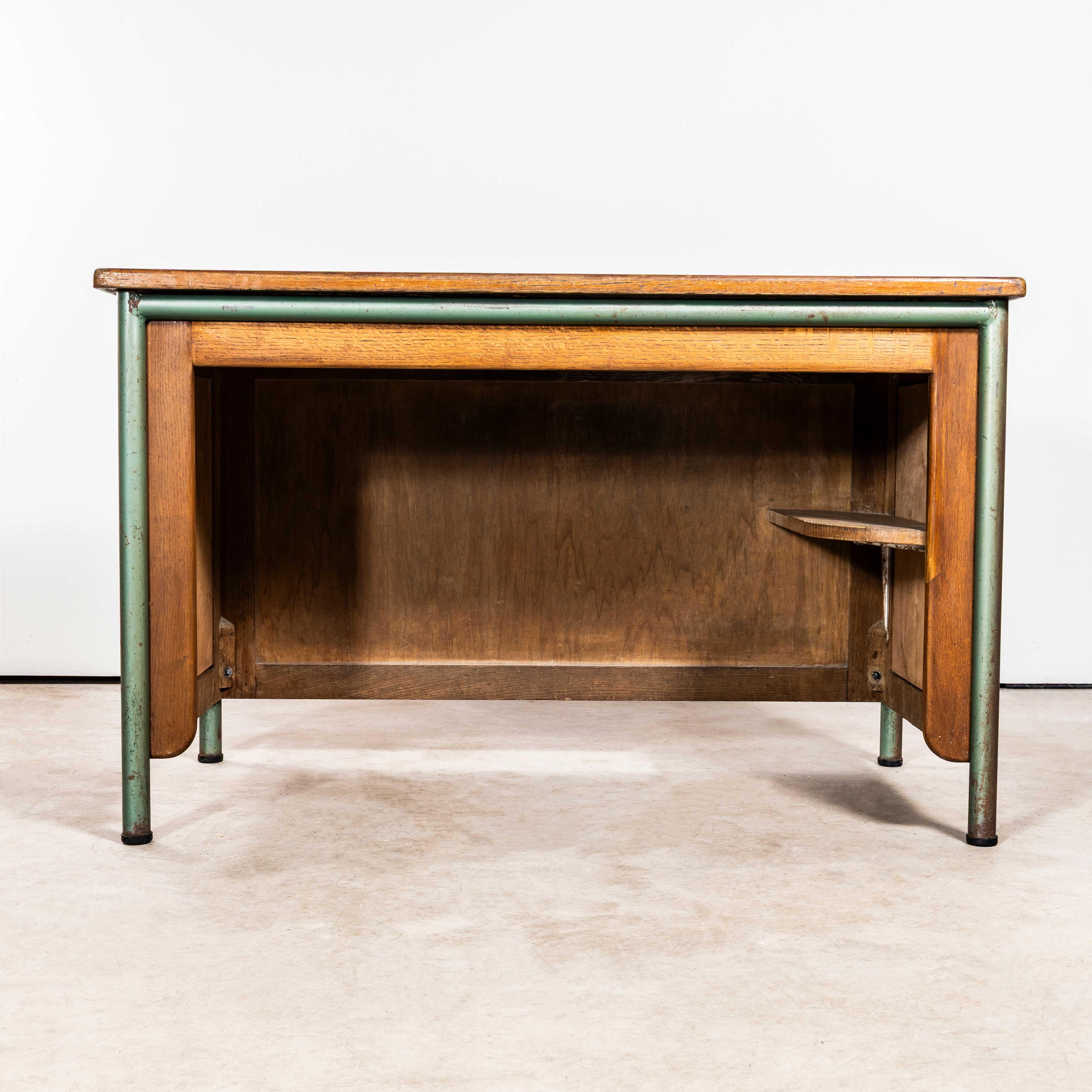 1950's Compact Surveillant Desk - Atelier Jean Prouve (3553) In condizioni buone in vendita a Hook, Hampshire