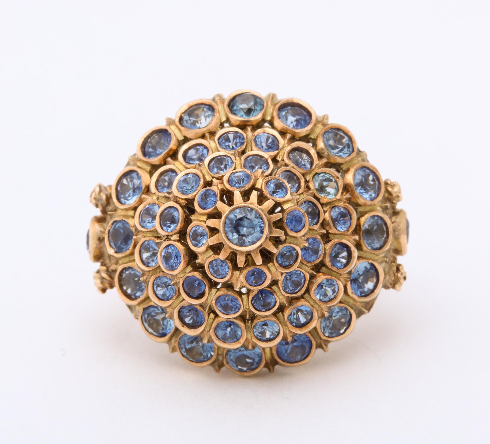 One Ladies Cone Design/One Or jaune 14kt  Bague de style dôme ornée de nombreux saphirs Montana à facettes de couleur pastel. Mécanisme de cône mobile conçu avec une vis en or sur le fond pour permettre le mouvement. Fabriqué dans les années 1950