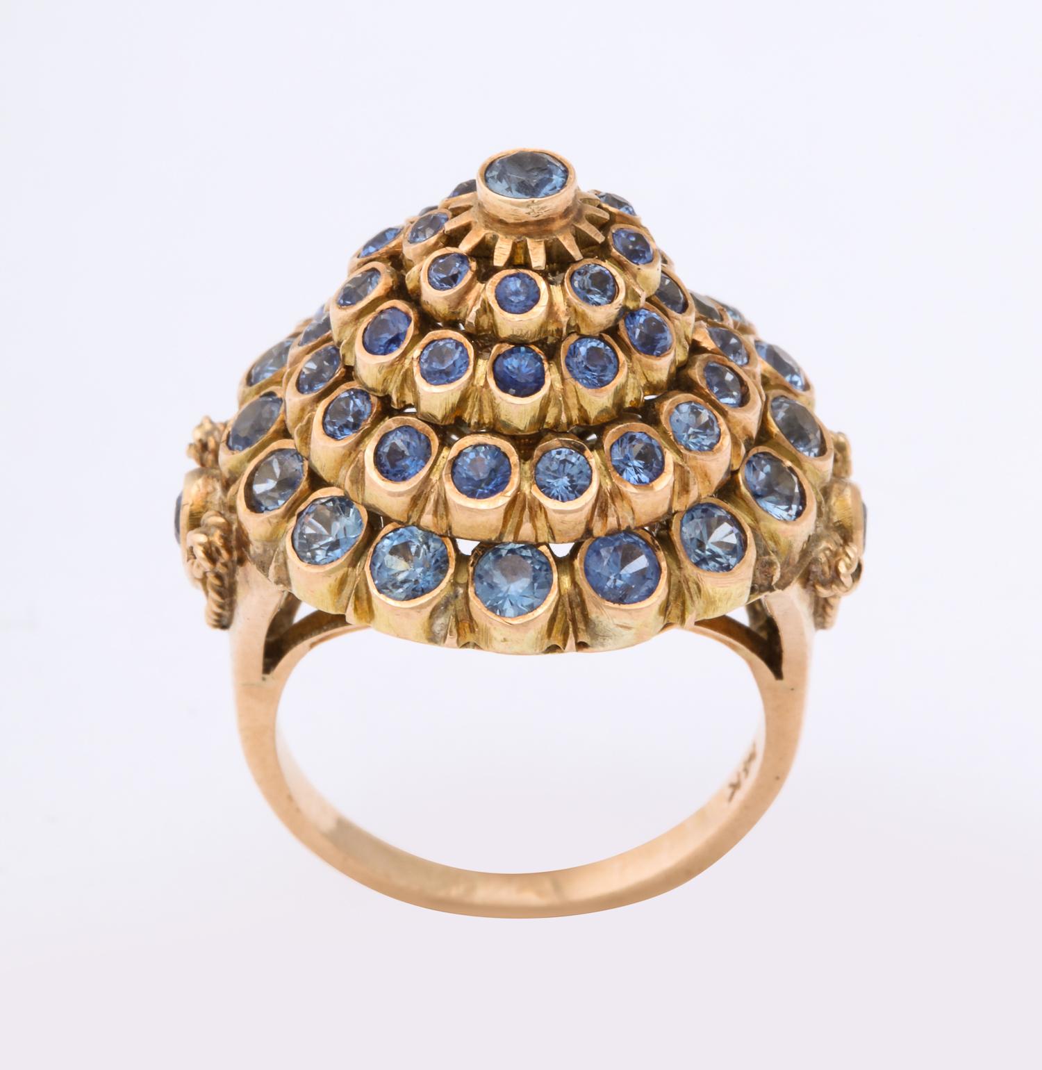 Taille ronde Bague cocktail mobile en or et saphirs de couleur pastel style cône des années 1950 en vente