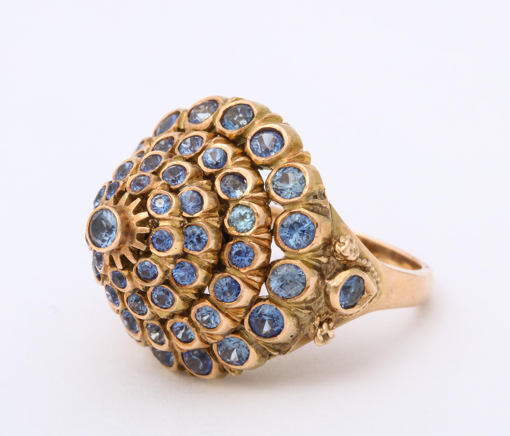 Bague cocktail mobile en or et saphirs de couleur pastel style cône des années 1950 Bon état - En vente à New York, NY