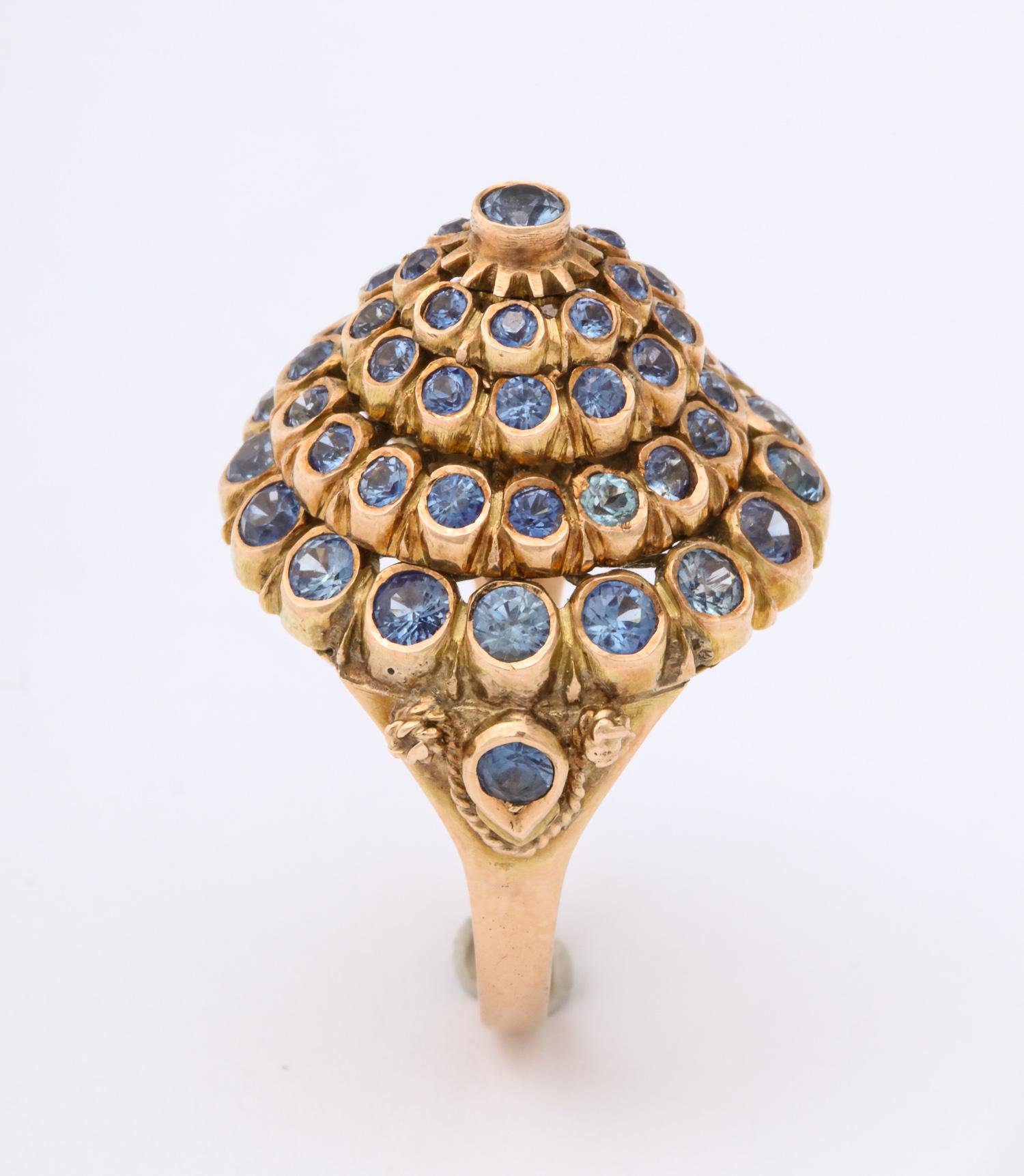 Bague cocktail mobile en or et saphirs de couleur pastel style cône des années 1950 Pour femmes en vente