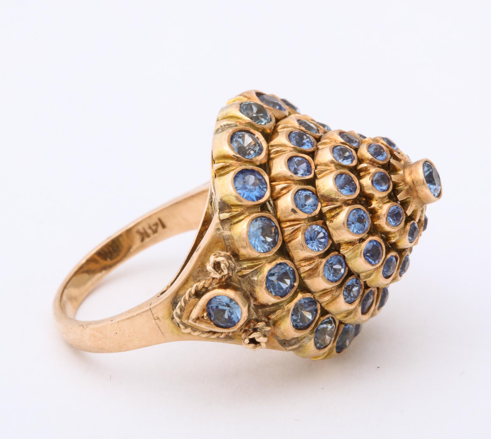 Bague cocktail mobile en or et saphirs de couleur pastel style cône des années 1950 en vente 2