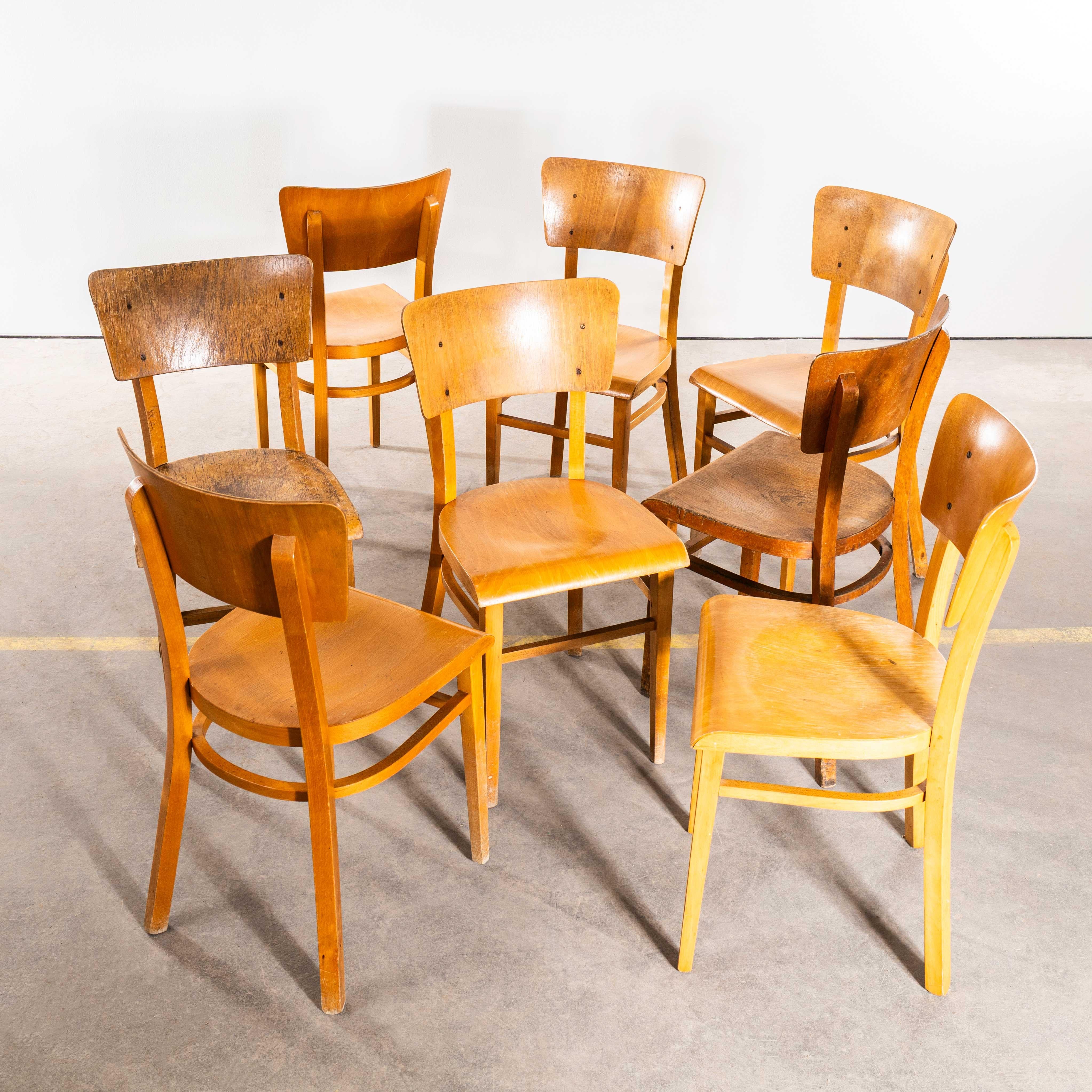 Chaises de salle à manger contemporaines en bois courbé des années 1950 - ensemble de huit. 
Chaises de salle à manger de haute qualité et de bonne taille produites par la célèbre société tchèque Ton, toujours en activité aujourd'hui et produisant