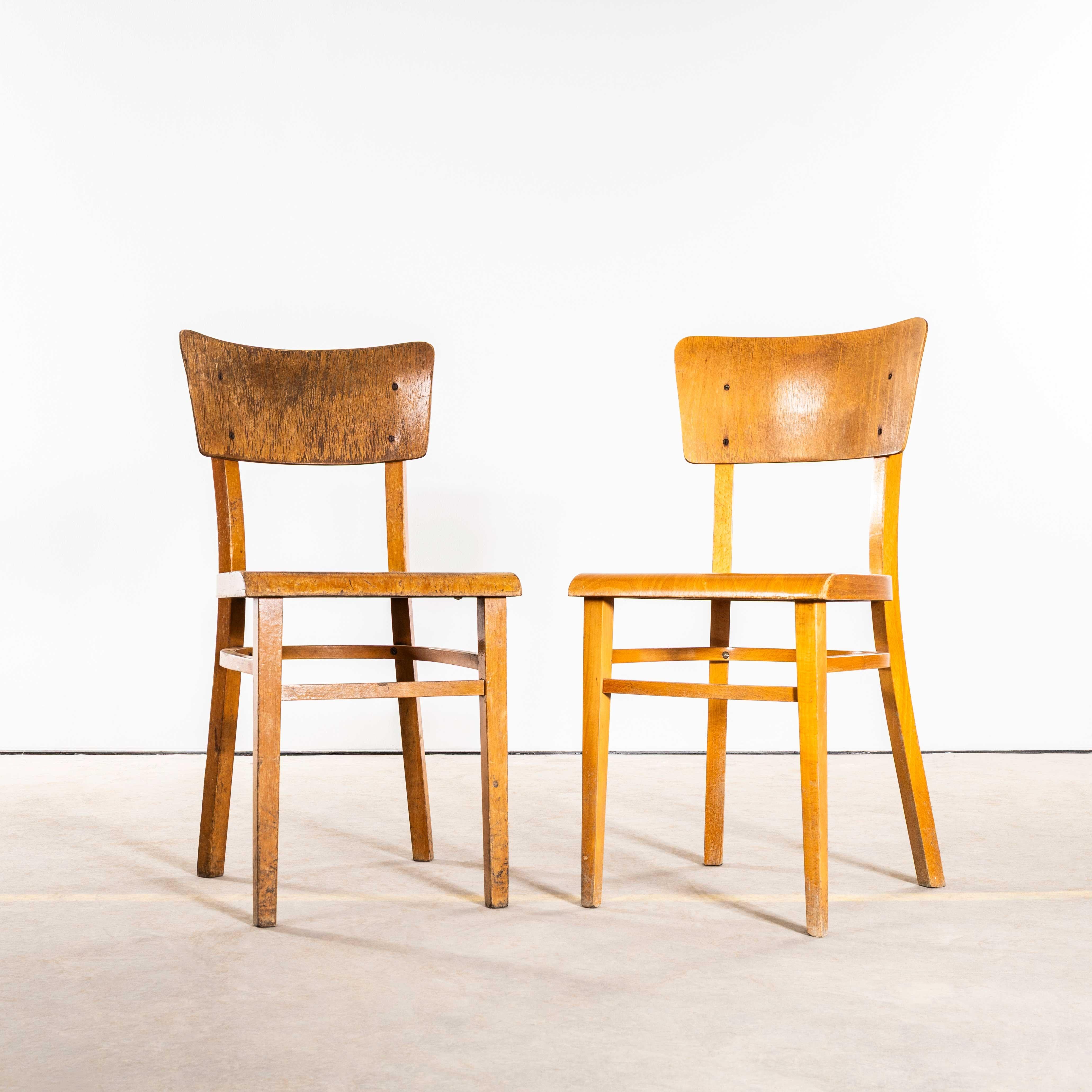 Tchèque Chaises de salle à manger contemporaines en bois courbé des années 1950 - Ensemble de huit chaises en vente