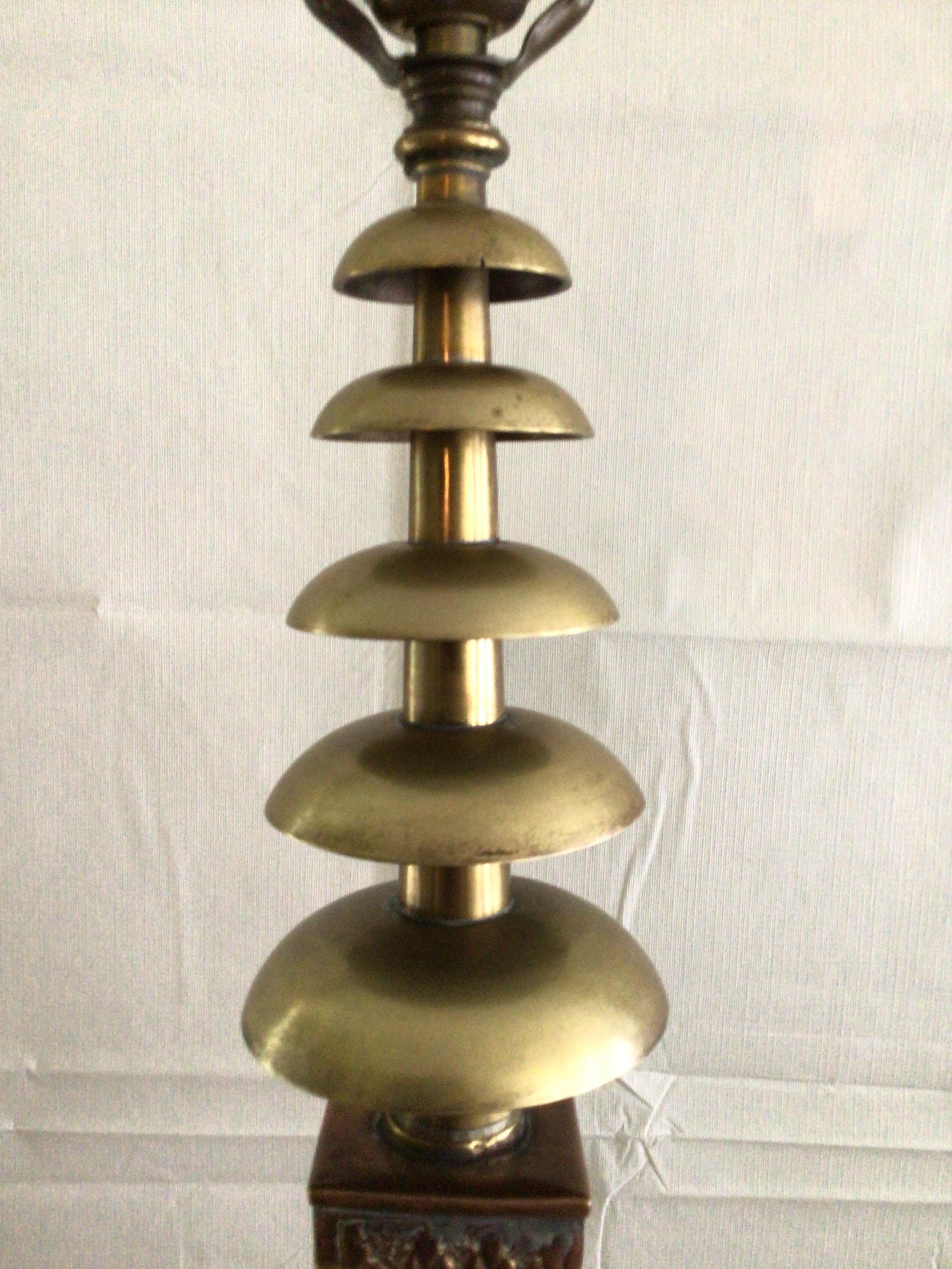 1950s Copper and Brass Ornate Table Lamp on Wood Base In Good Condition For Sale In Tarrytown, NY