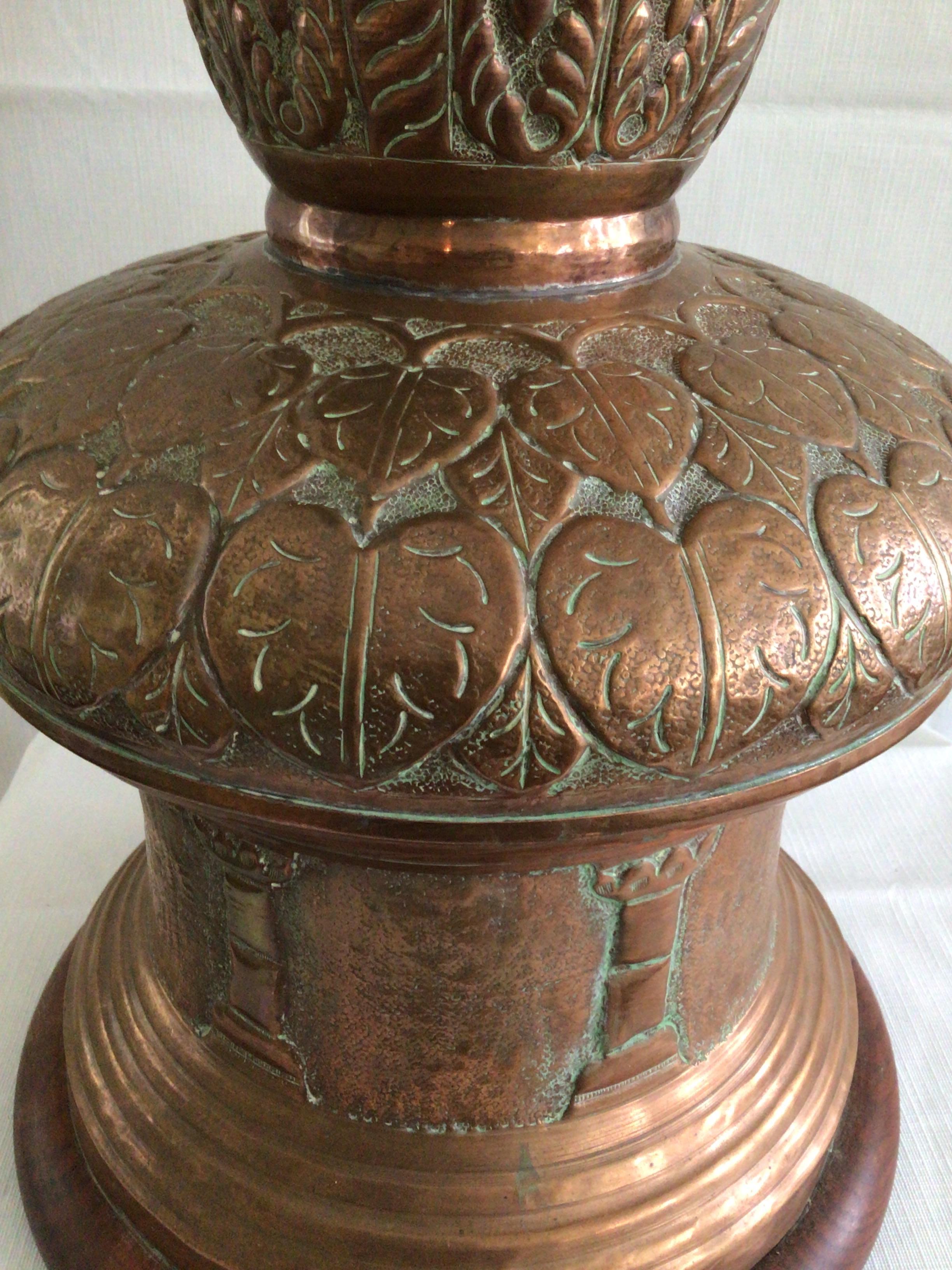 1950s Copper and Brass Ornate Table Lamp on Wood Base For Sale 3