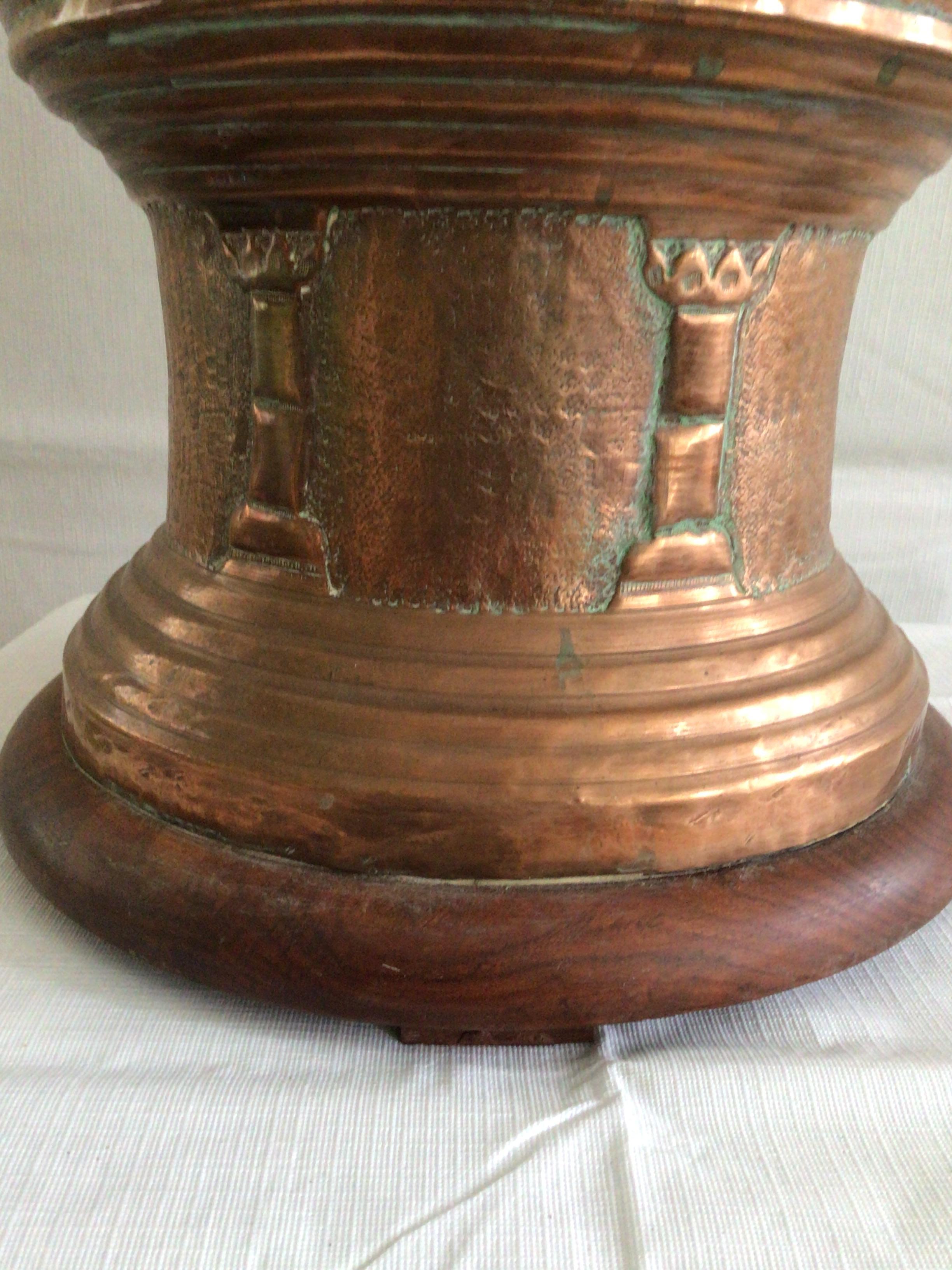 1950s Copper and Brass Ornate Table Lamp on Wood Base For Sale 4