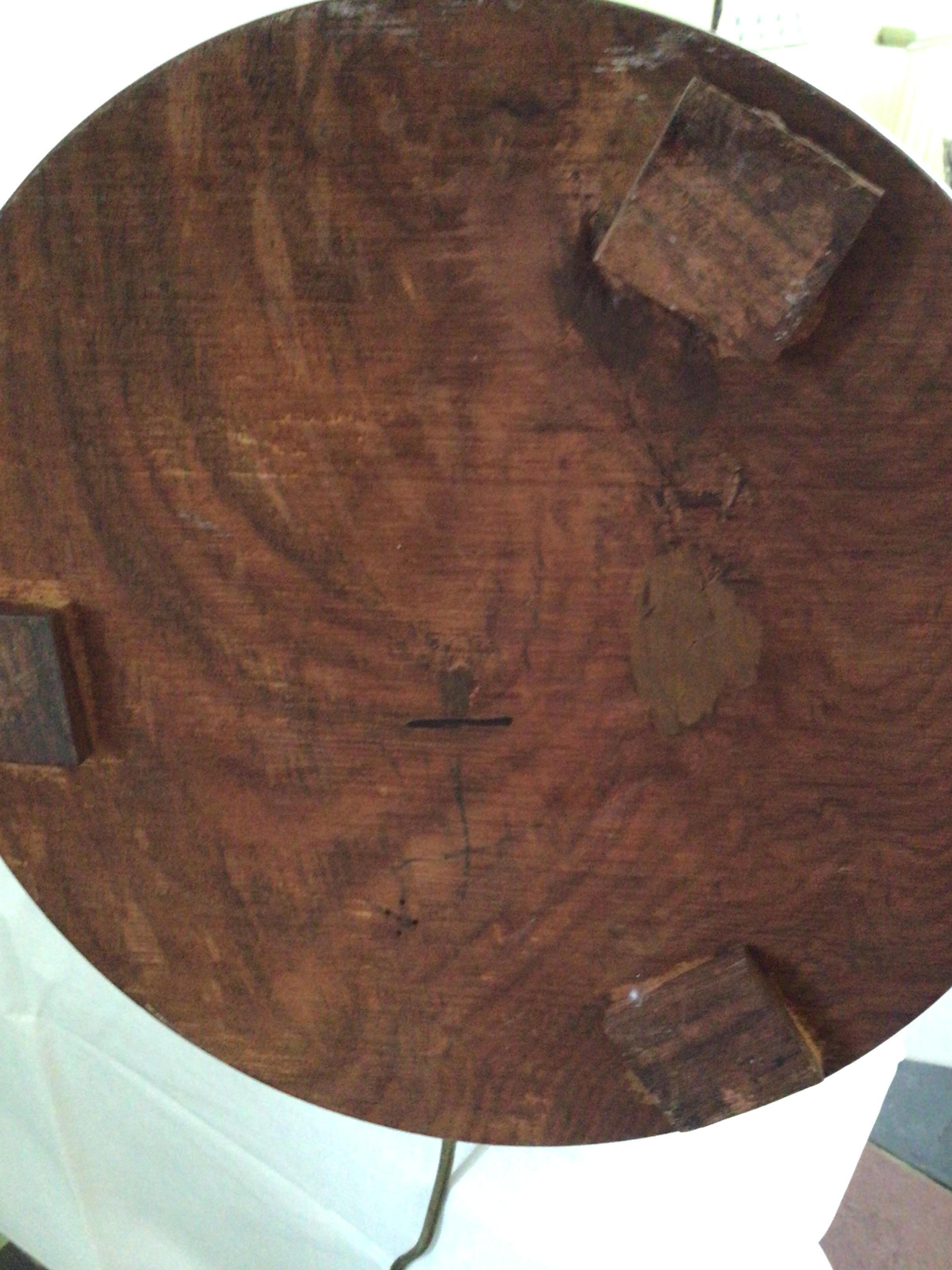 Lámpara de mesa ornamentada de cobre y latón de los años 50 sobre base de madera en venta 4