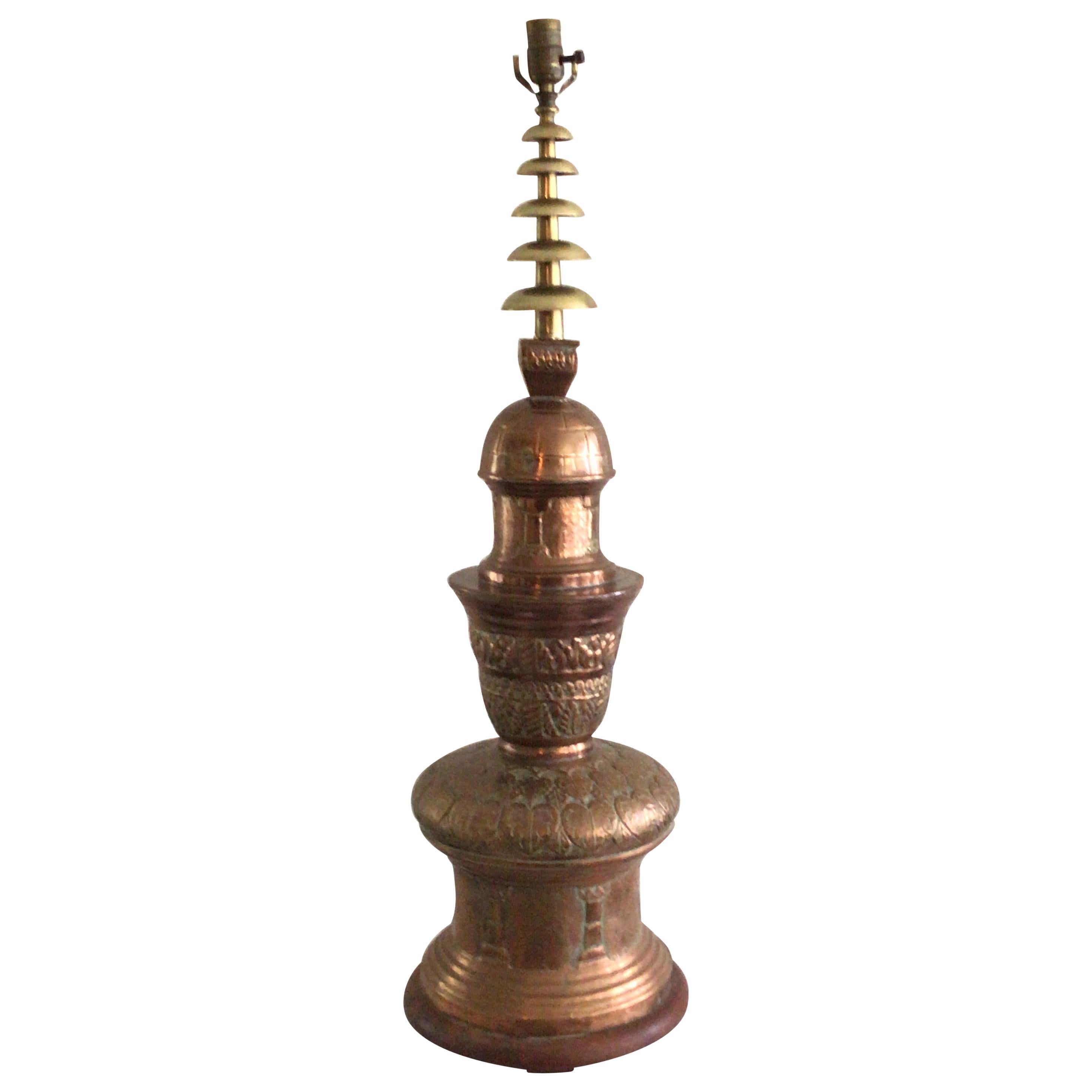 Lampe de table ornée de cuivre et de laiton des années 1950 sur socle en bois