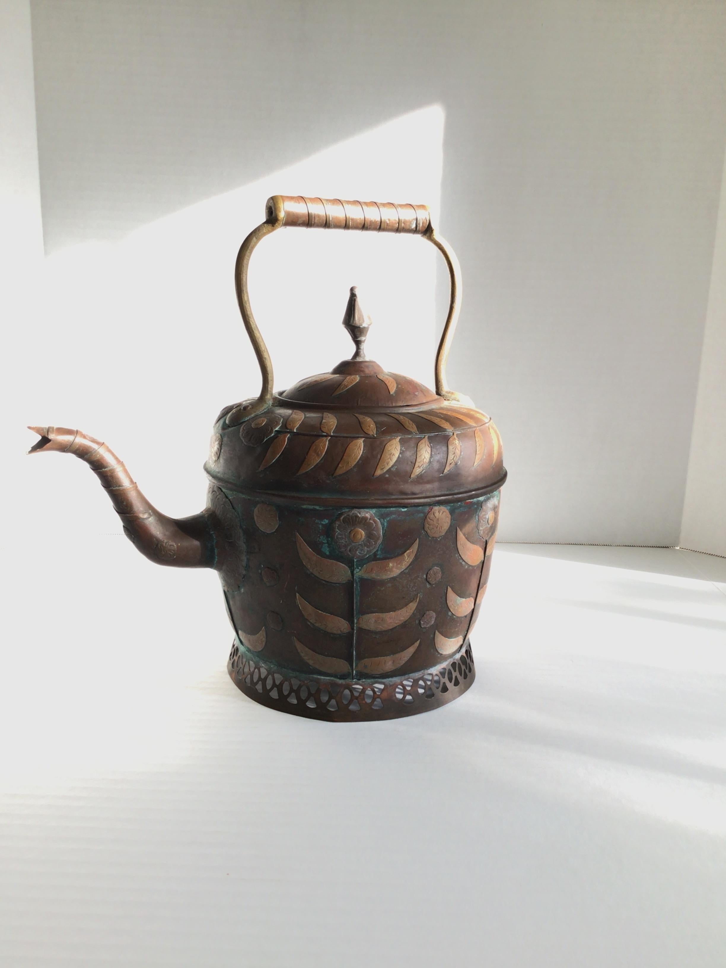 Théière en cuivre et laiton des années 1950 avec détails peints Bon état - En vente à Tarrytown, NY