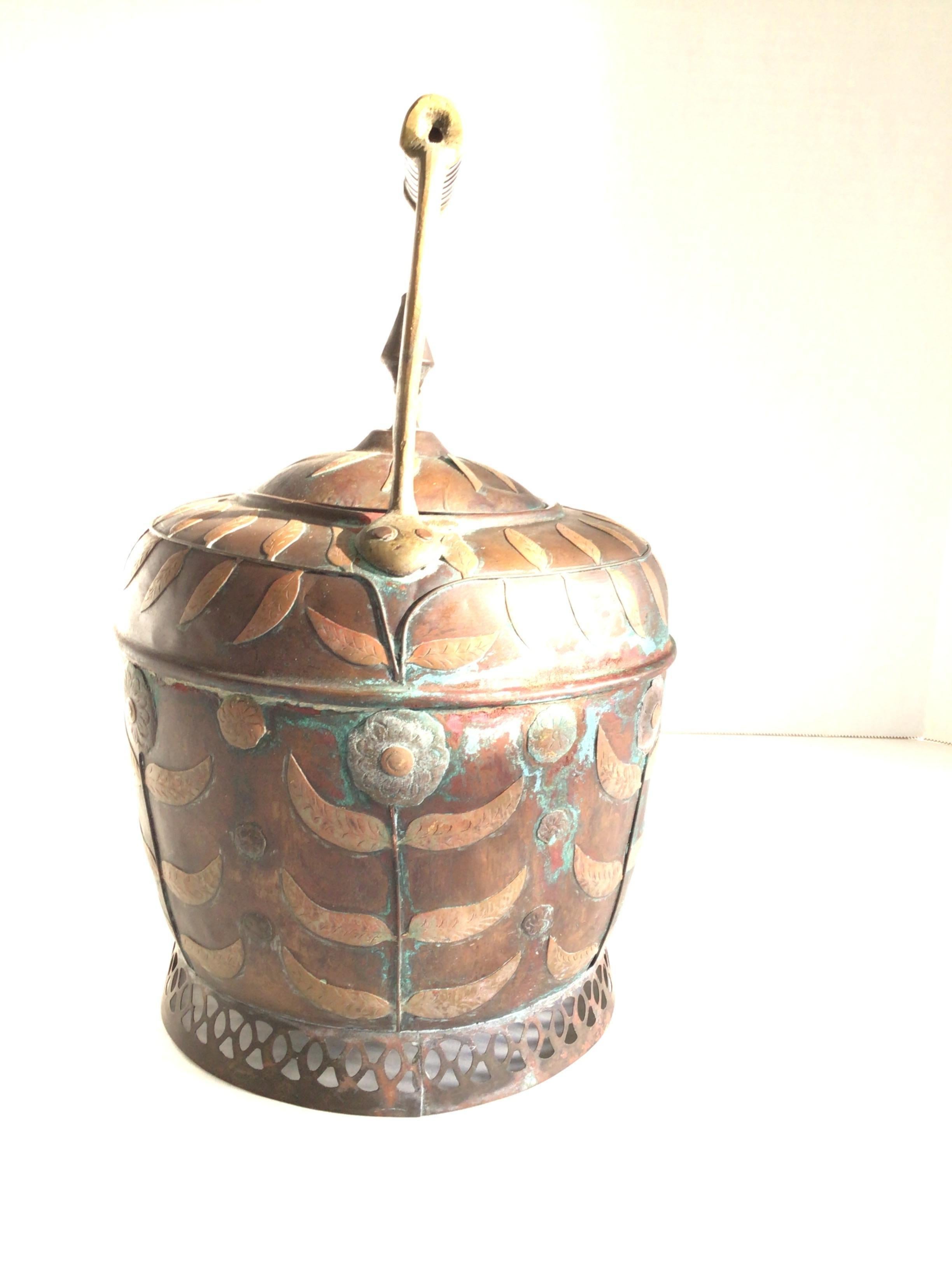 Milieu du XXe siècle Théière en cuivre et laiton des années 1950 avec détails peints en vente