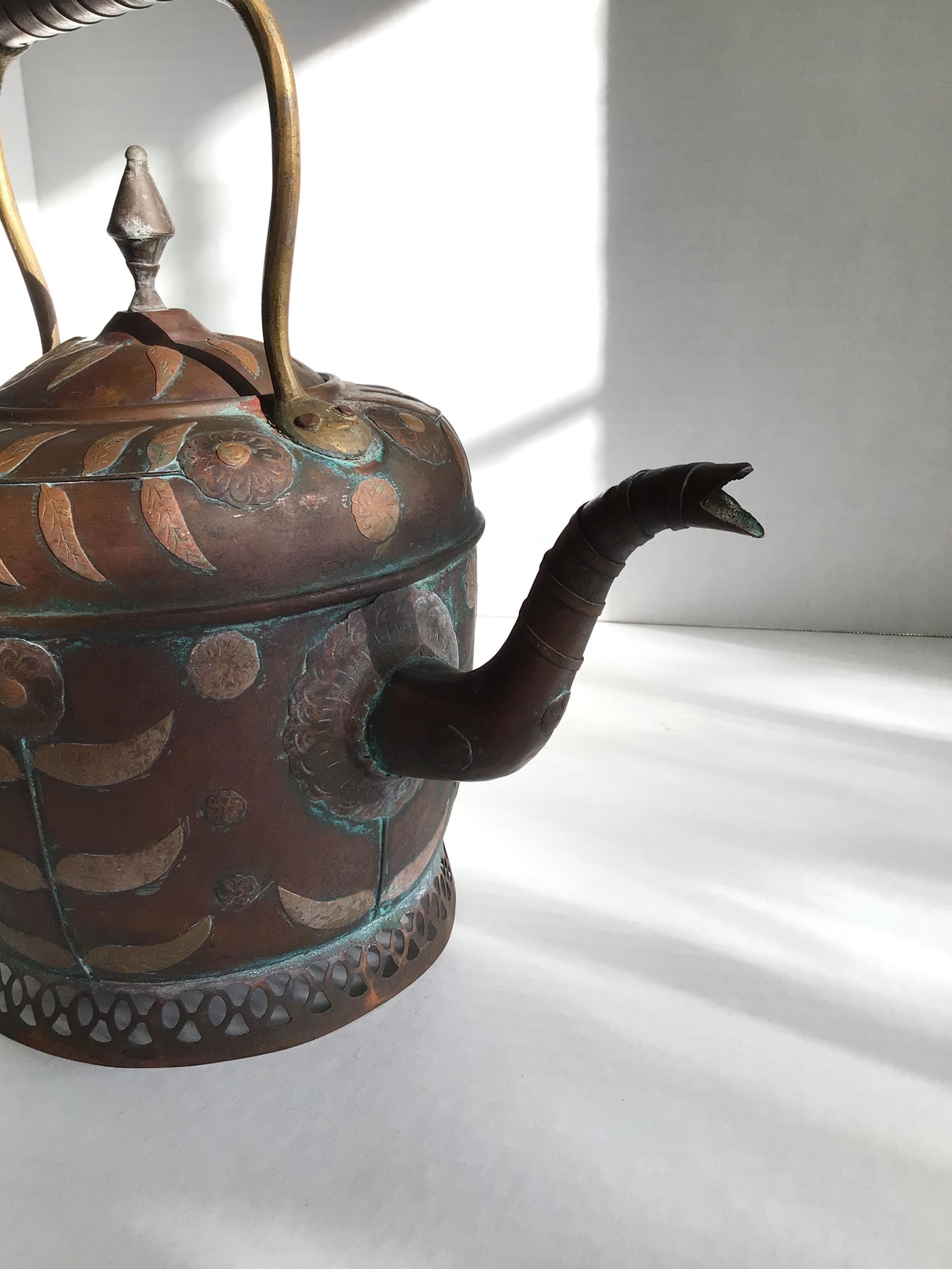 Laiton Théière en cuivre et laiton des années 1950 avec détails peints en vente