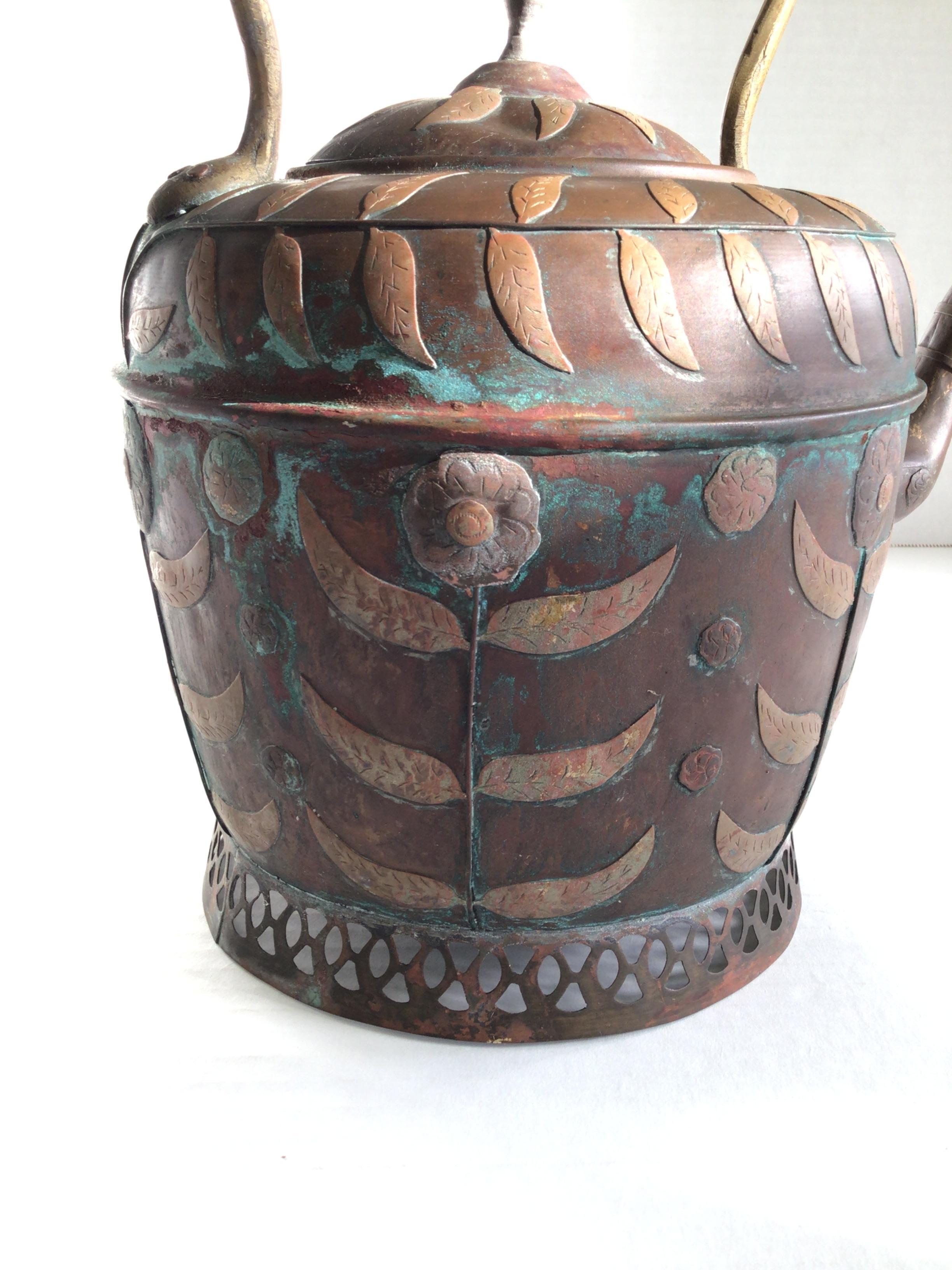 Théière en cuivre et laiton des années 1950 avec détails peints en vente 1