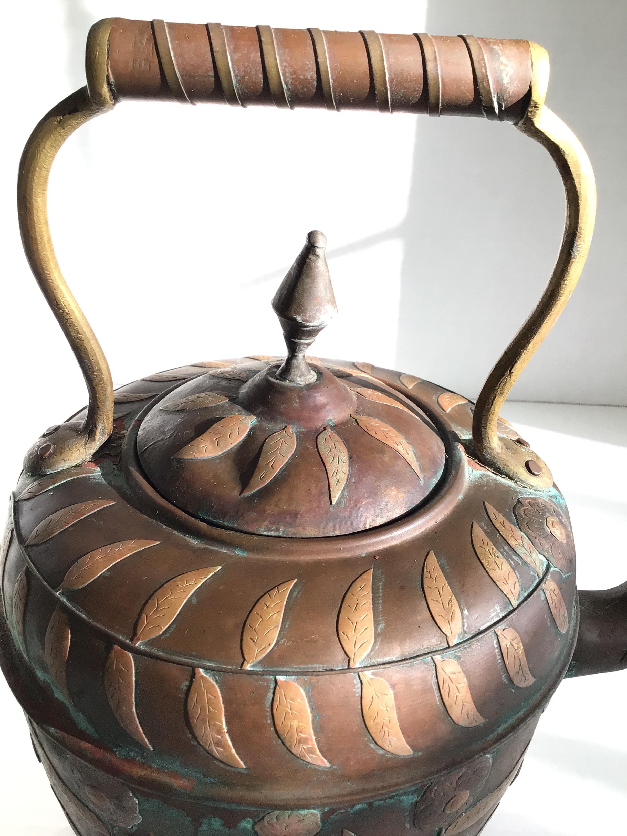 Théière en cuivre et laiton des années 1950 avec détails peints en vente 2