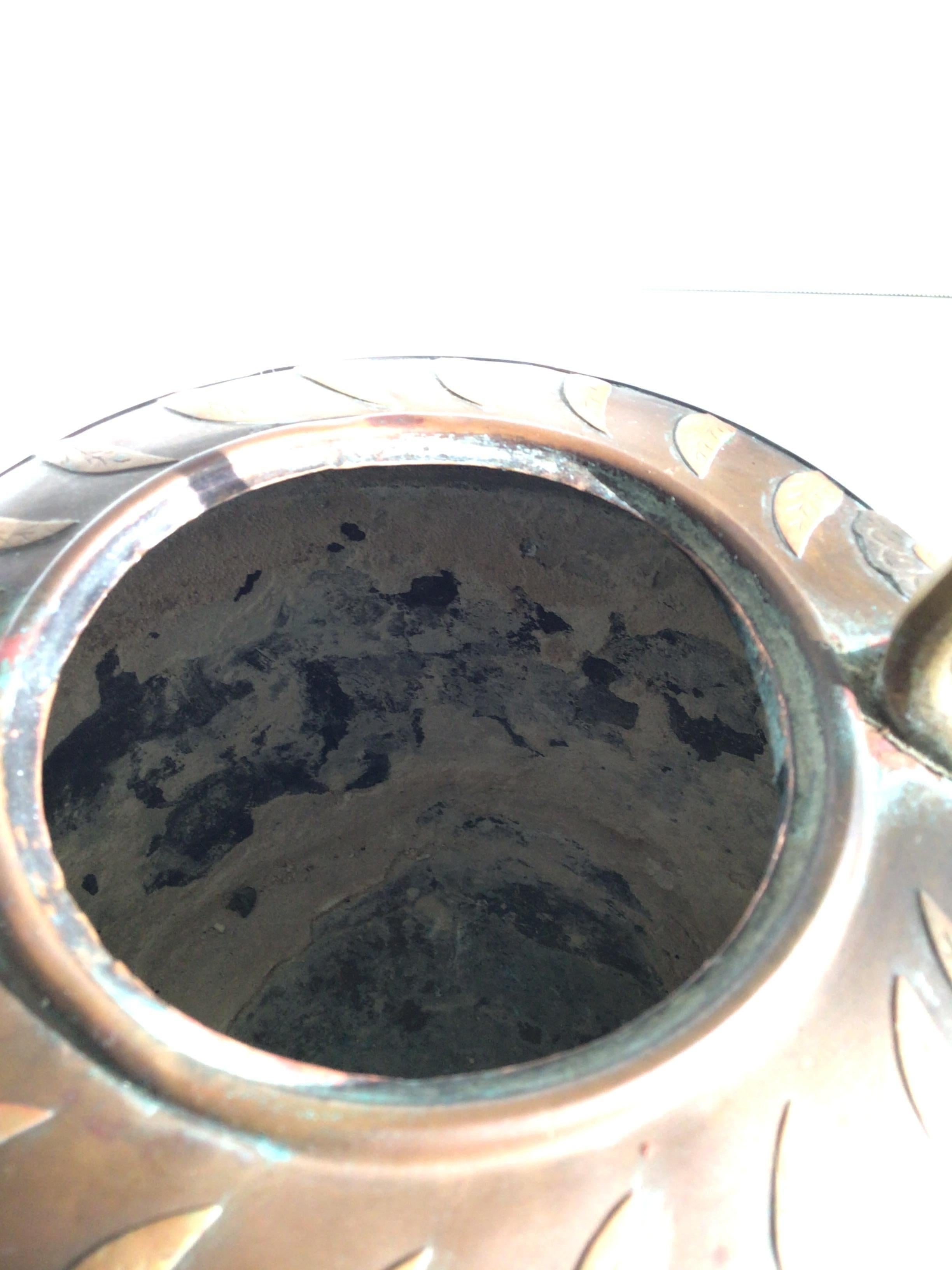 Théière en cuivre et laiton des années 1950 avec détails peints en vente 3