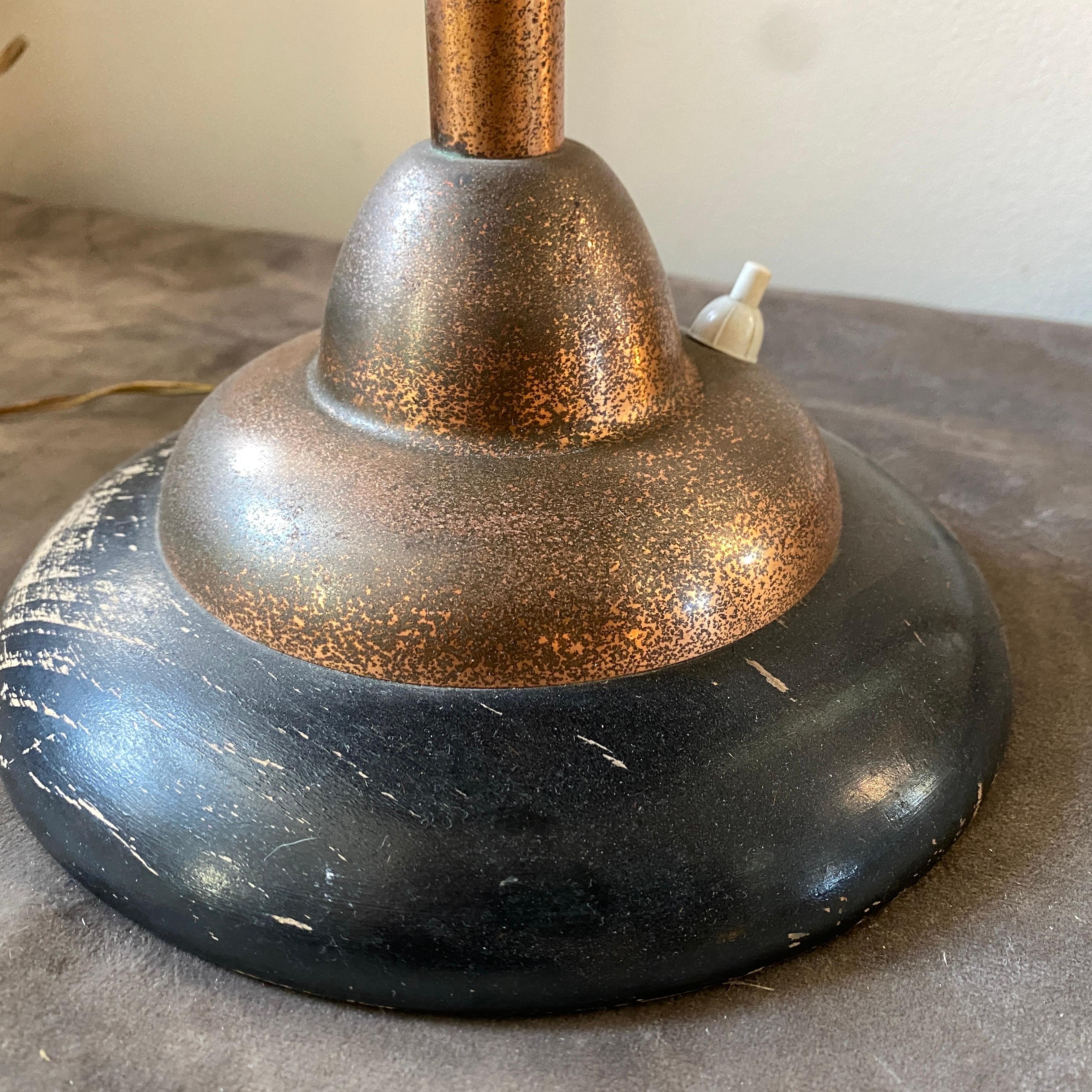 1950s Copper and Wood Industrial Italian Table Lamp In Good Condition For Sale In Aci Castello, IT