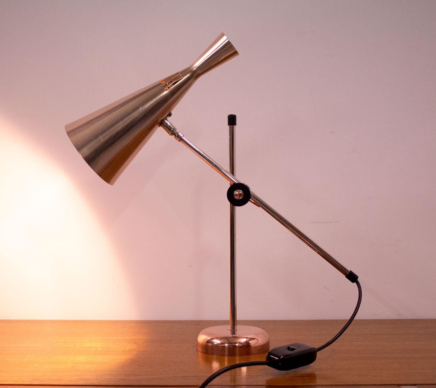 Striking desk lamp designed by G A Scott in 1958 for Maclamp with a copper plated aluminium shade, chrome plated adjustable arm and stem and a solid copper base. Rare to find with this copper base.

Stem height: 32cm
Maximum extended height: