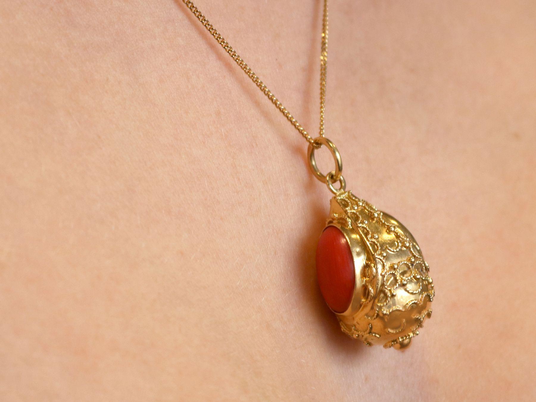 1950s Coral and Yellow Gold Pendant 3
