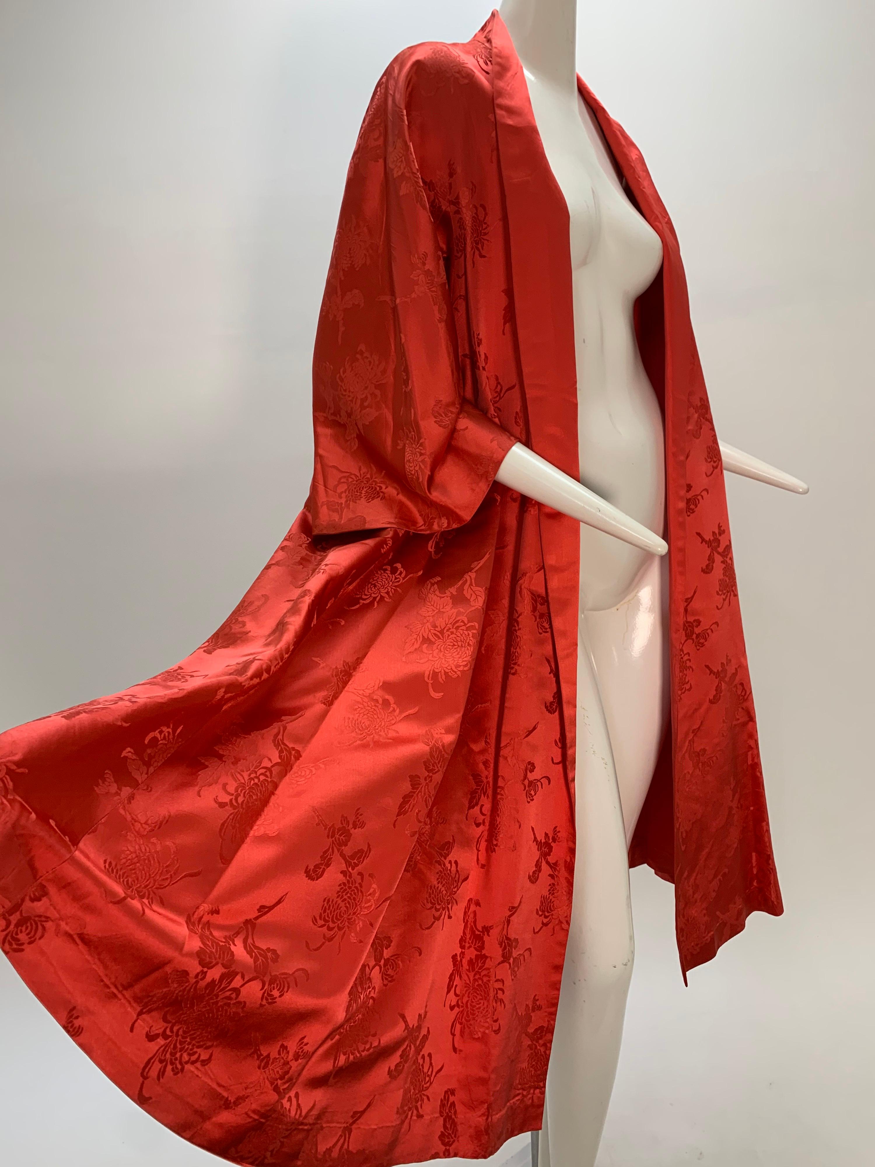 A wonderful 1950s deep rich coral silk jacquard swing coat tailored in Hong Kong: Wide full sleeves, voluminous hem and smooth satin shawl collar. Fully lined in coordinating silk. 