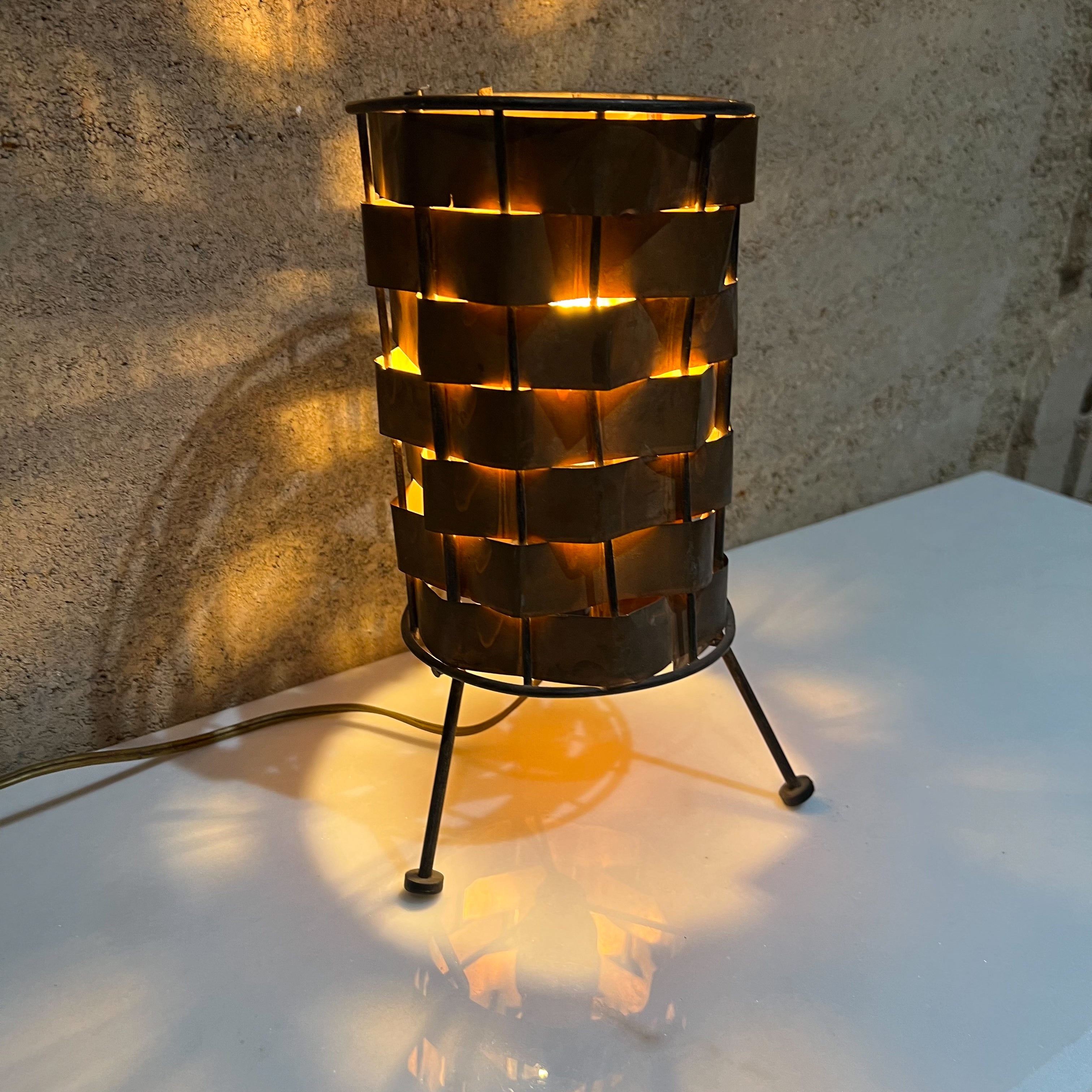 1950s Fabulous corrugated copper patchwork table lamp black iron tripod base.
10.25 tall diameter 6.5 bottom, 5.25 top.
Preowned unrestored vintage condition.
See images provided.