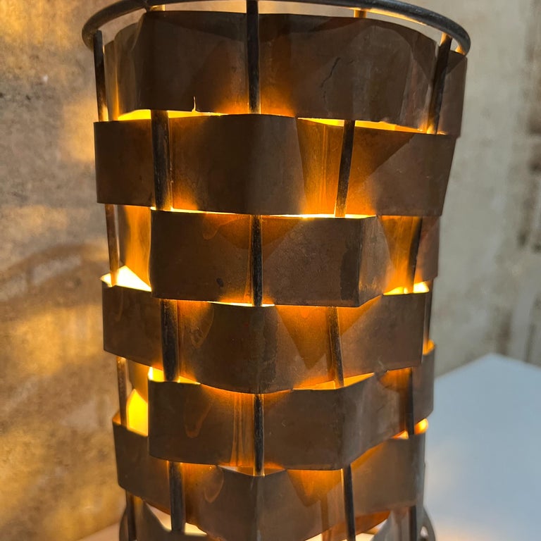 1950s Corrugated Copper Patchwork Table Lamp Black Iron Weave on Tripod Base In Good Condition For Sale In National City, CA