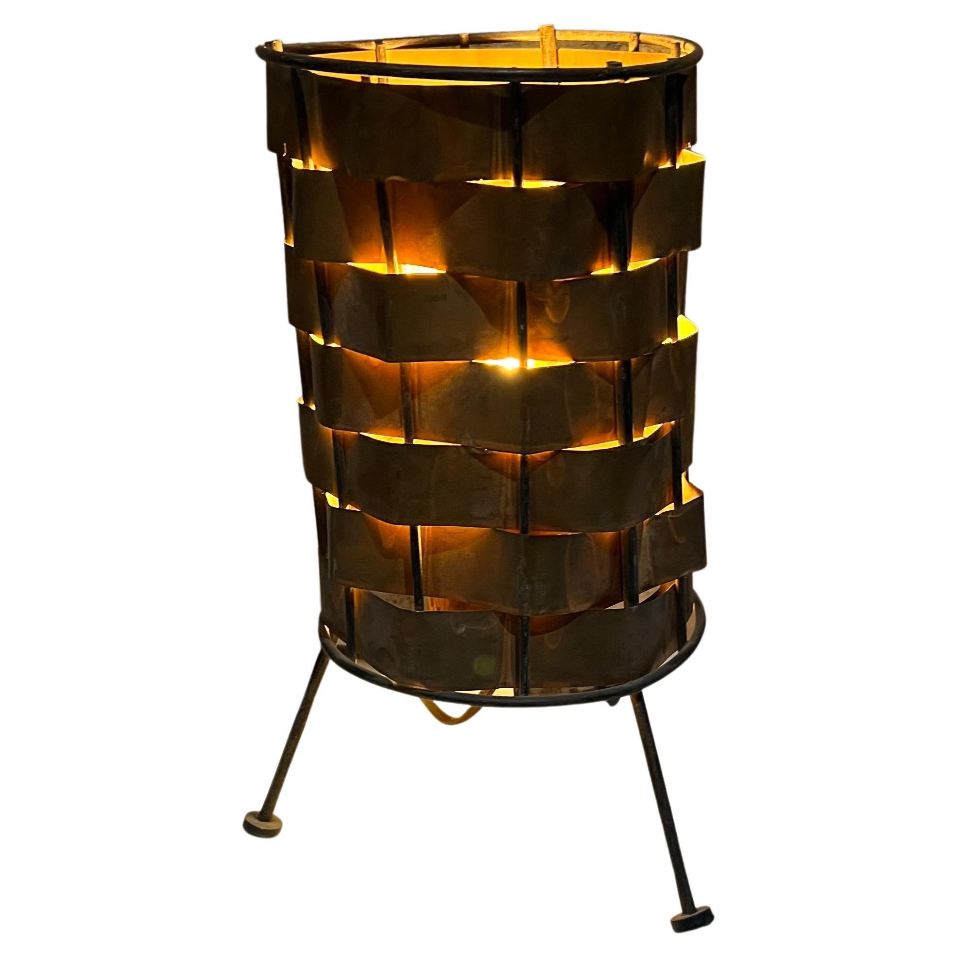 Lampe de table en cuivre ondulé des années 1950 Base tripode en fer noir