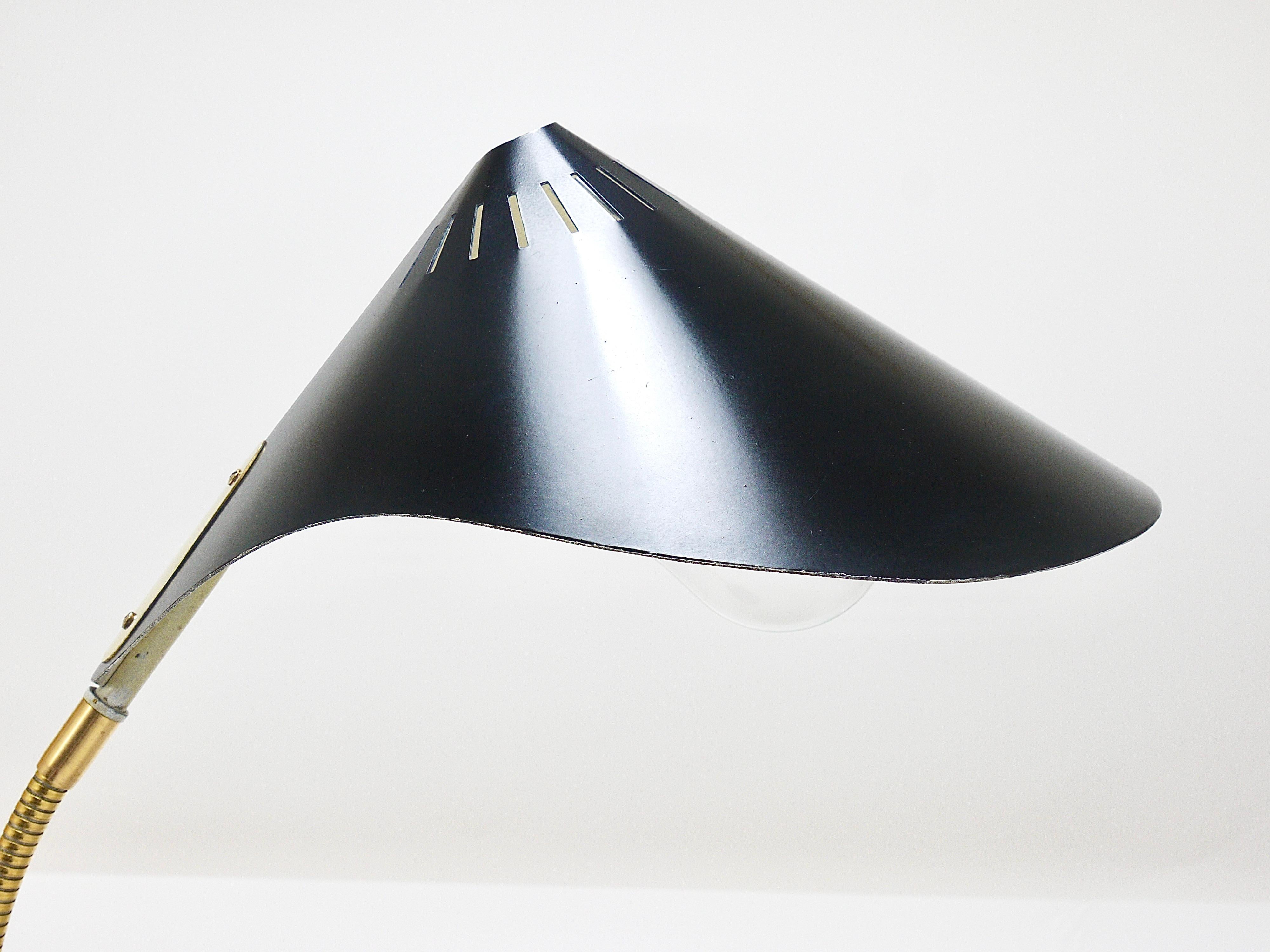 1950s Cosack Cobra Black Mid-Century Brass Desk or Table Lamp, Stilnovo Style In Good Condition For Sale In Vienna, AT