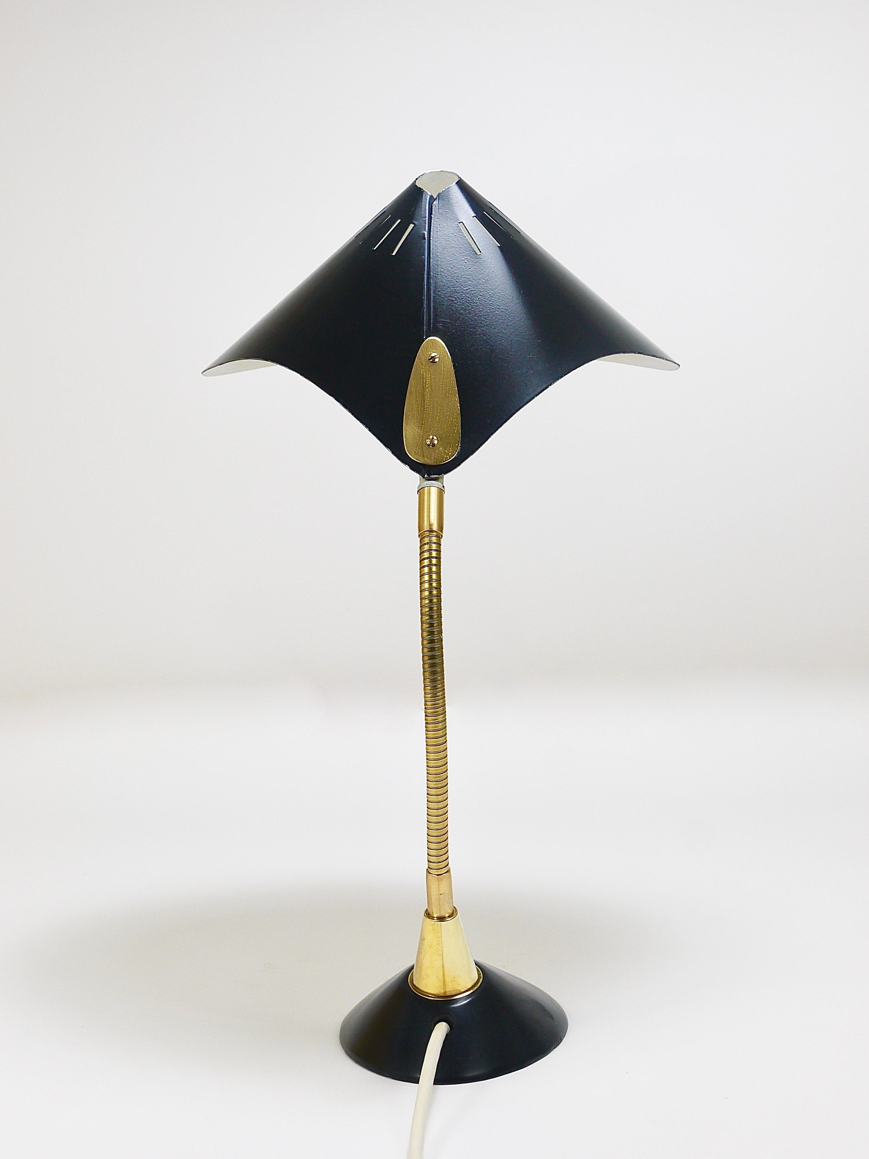 20ième siècle Lampe de bureau ou de table en laiton Cobra noir du milieu du siècle, style Stilnovo, années 1950 en vente