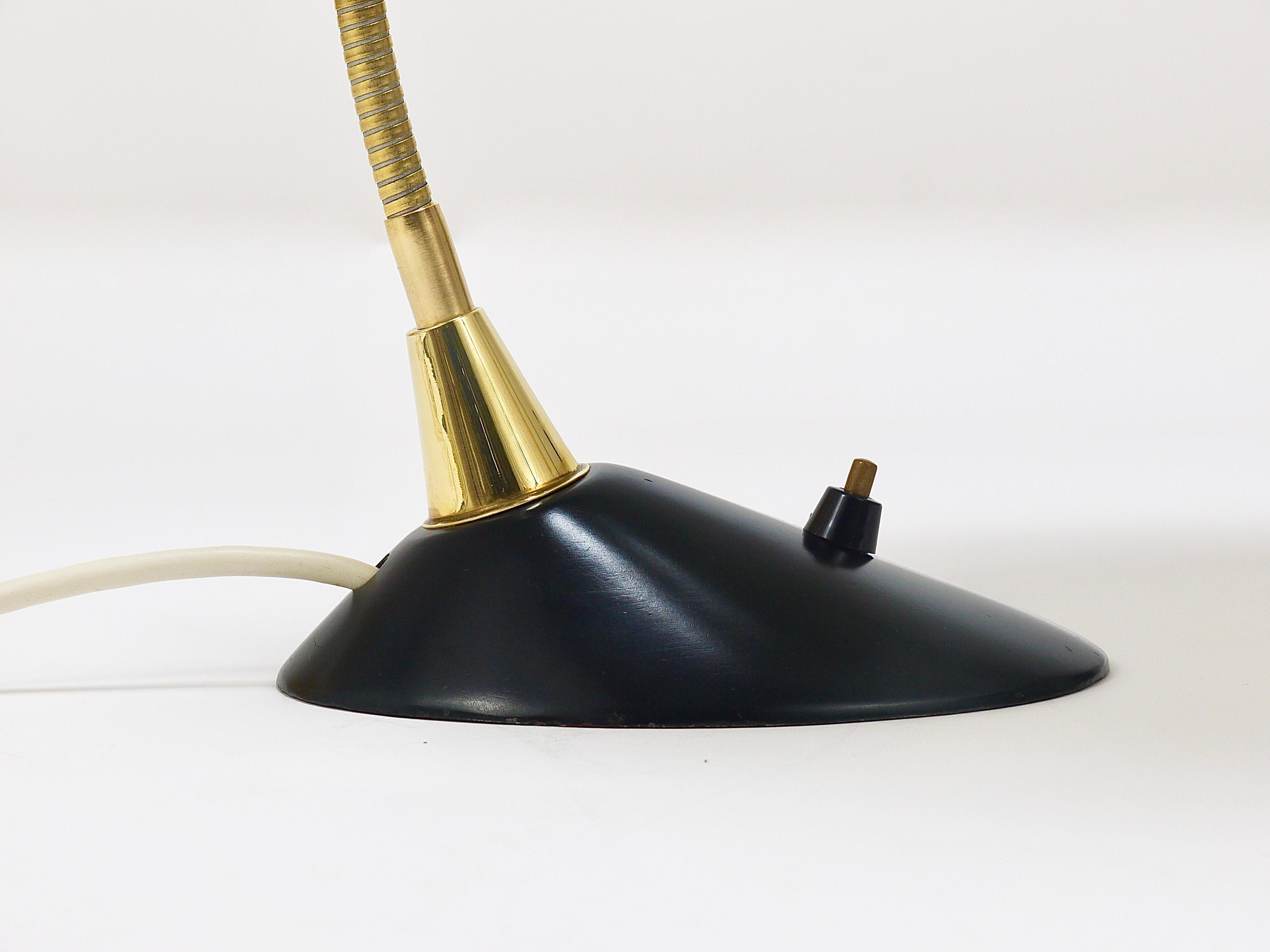 Lampe de bureau ou de table en laiton Cobra noir du milieu du siècle, style Stilnovo, années 1950 en vente 1