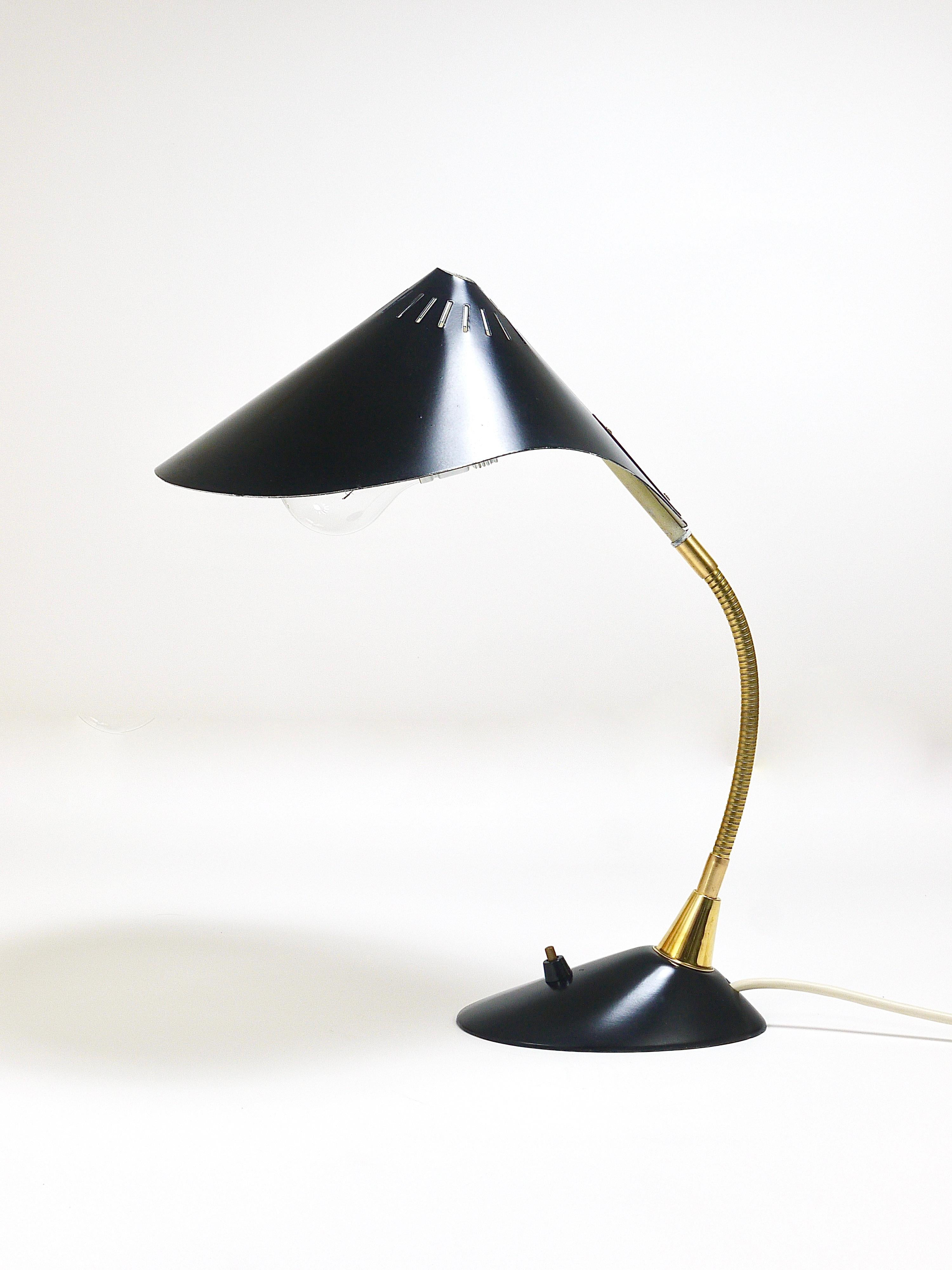 Lampe de bureau ou de table en laiton Cobra noir du milieu du siècle, style Stilnovo, années 1950 en vente 2