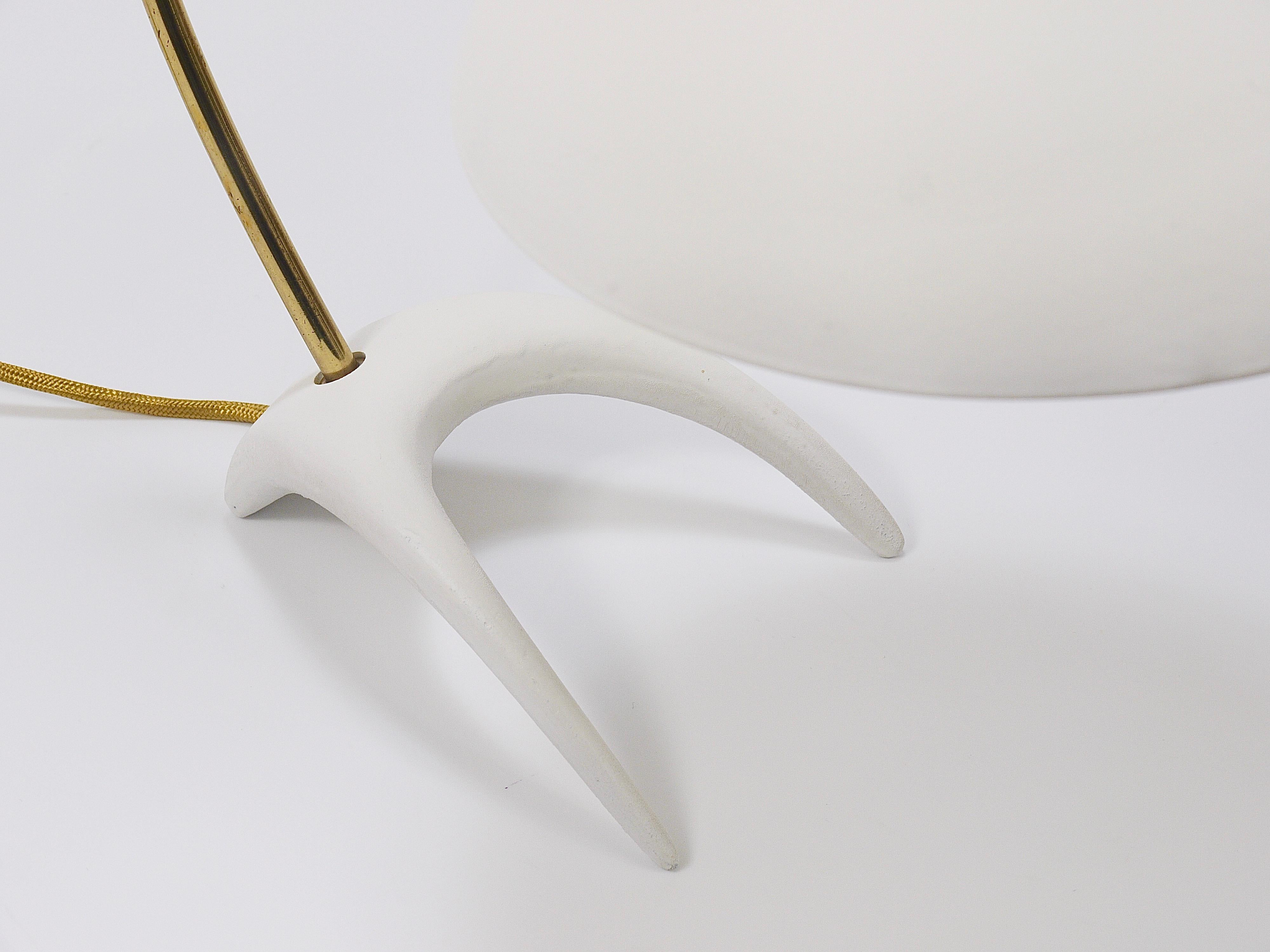 A elegant Mid-Century modern Stilnovo-Style „Crowfoot“ table / side or desk lamp from the 1950s. Designed by Karl-Heinz Kinsky, executed by the German manufacturer 