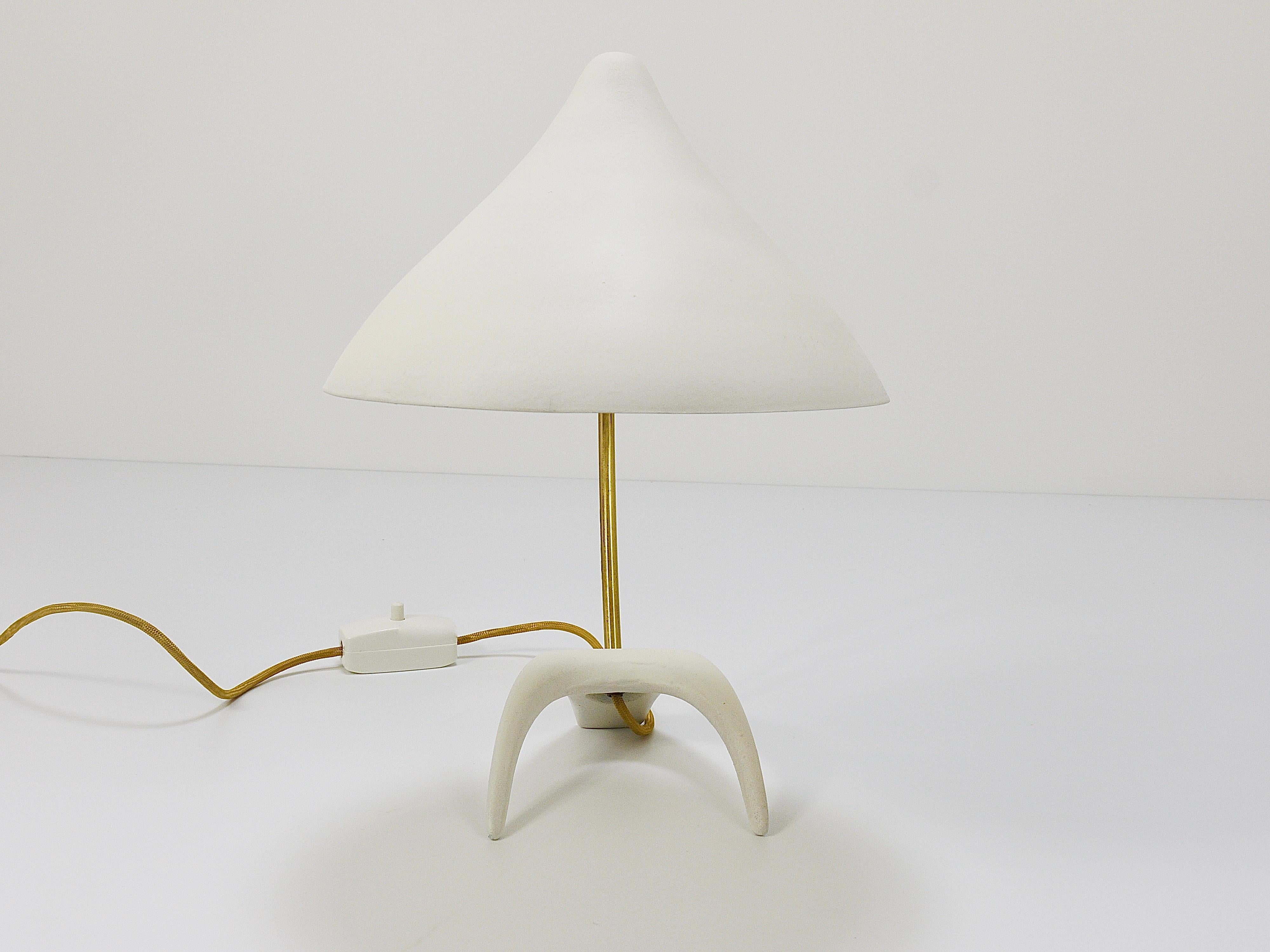 1950s Louis Kalff Style White Mid-Century Brass Desk or Table Lamp In Good Condition For Sale In Vienna, AT